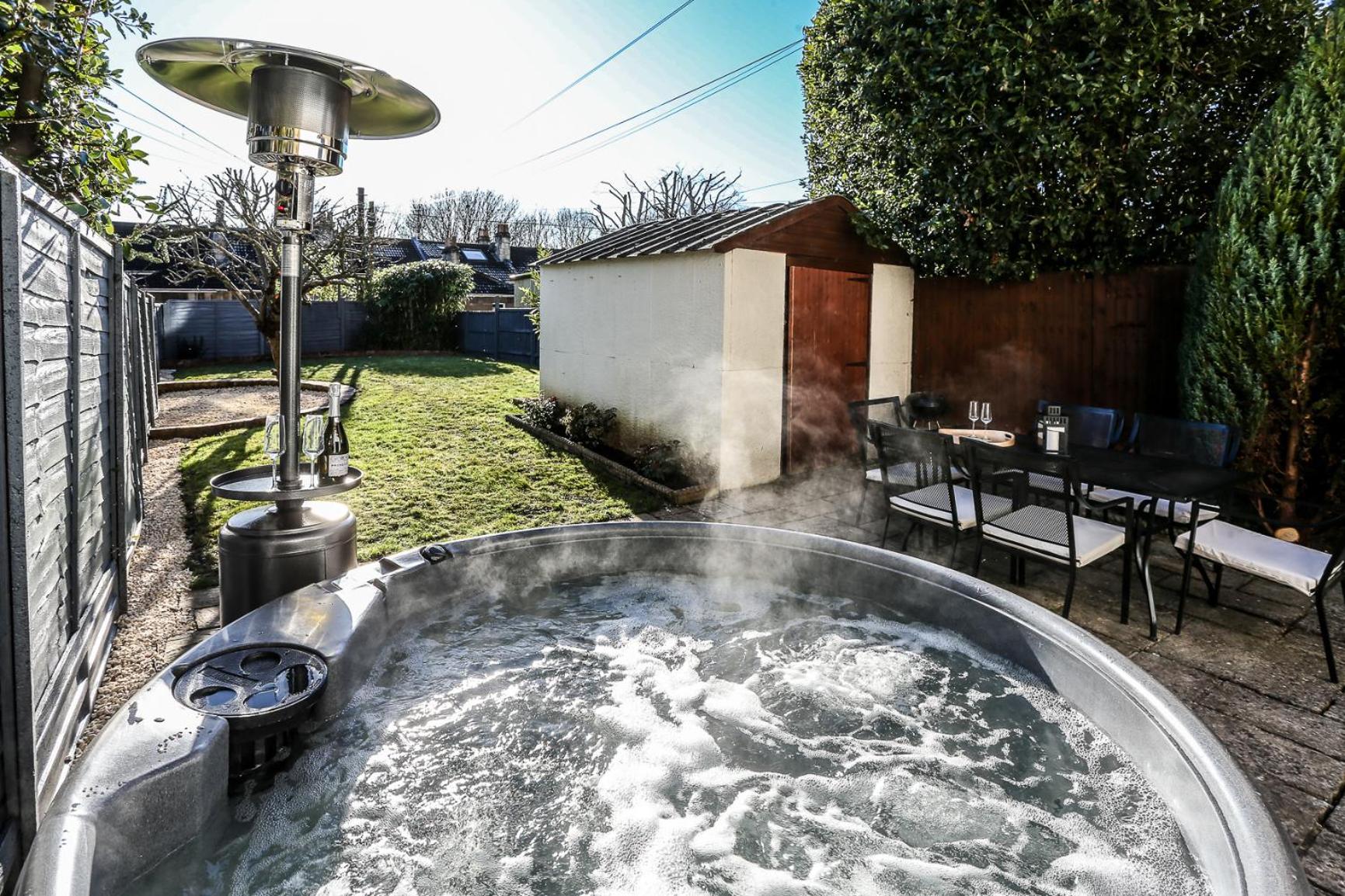 Hotel Garden Apartment With Hot Tub
