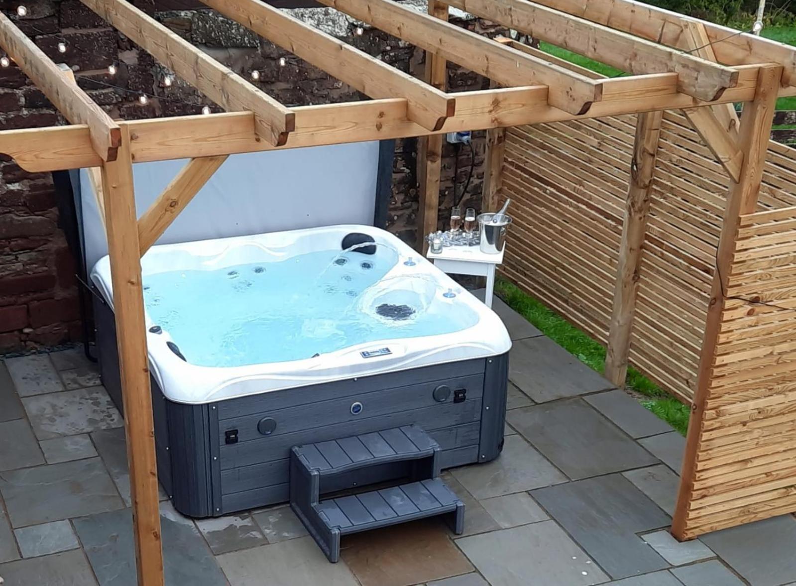Hotel Old Post Office - Hot Tub, Real Fire, Cumbrian Lakes Coastal Cottage