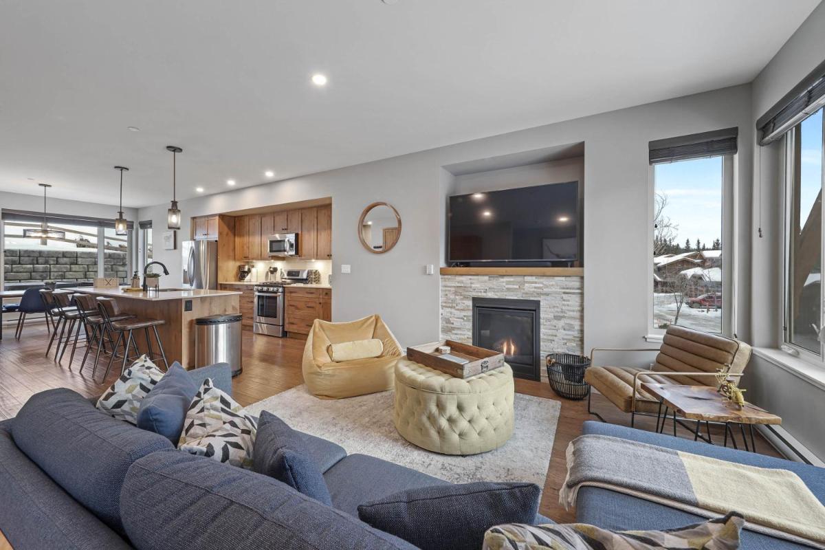 Hotel Zola Retreat- Rare Luxury Ski In/out Hot Tub, Bbq, Double Heated Garage