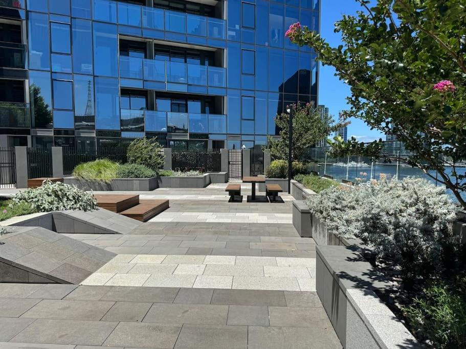 Hotel Urban Retreat / Modern Elegance In Docklands