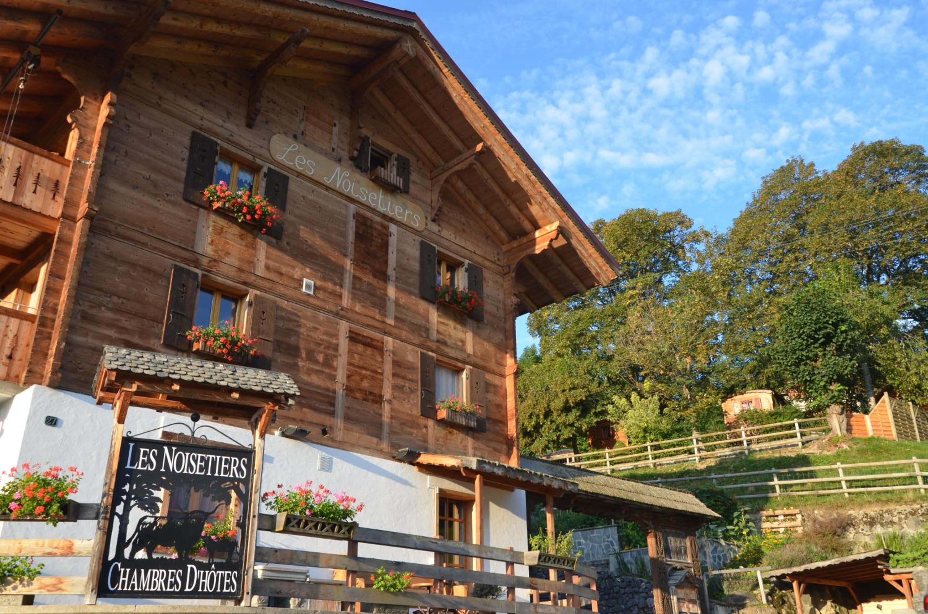 Hotel Les chambres et Roulottes des Noisetiers