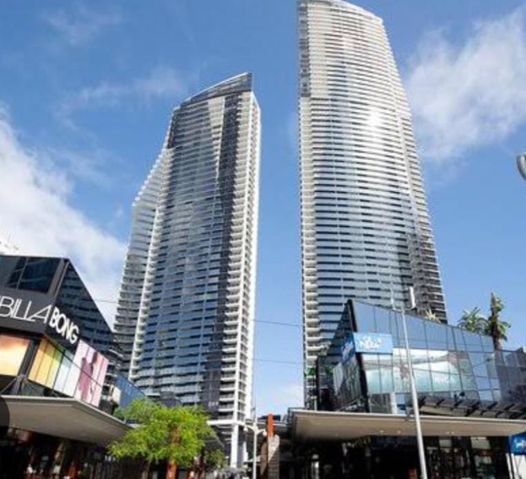 Hotel Circle On Cavill 3 Bedrooms 2 Bathrooms Ocean Views