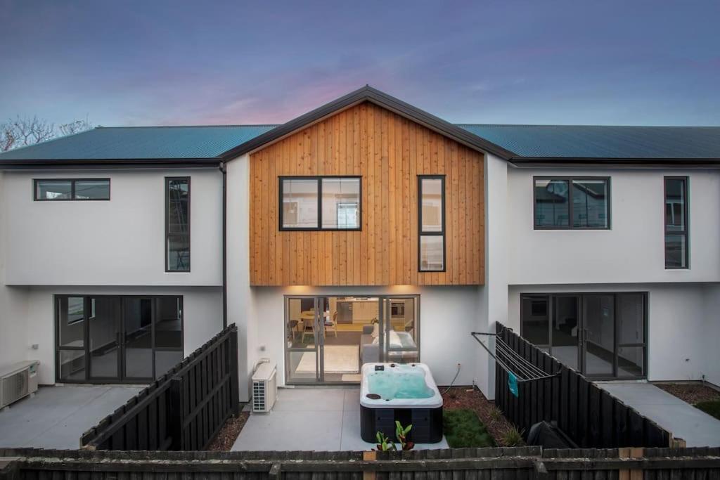 Hotel Stylish Townhouse With Hot Tub