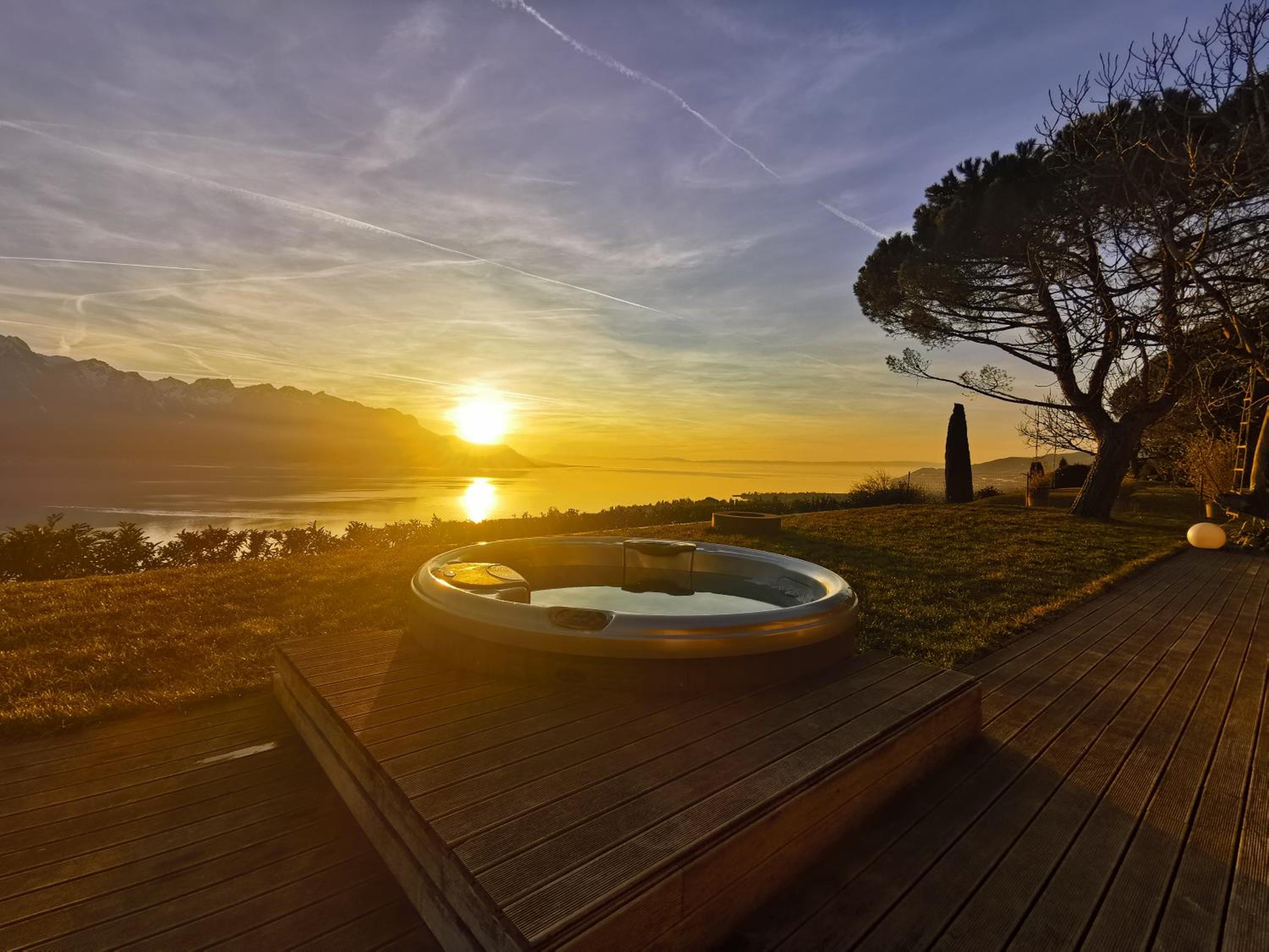 Hotel Sunset House With Gorgeous View Of The Lake