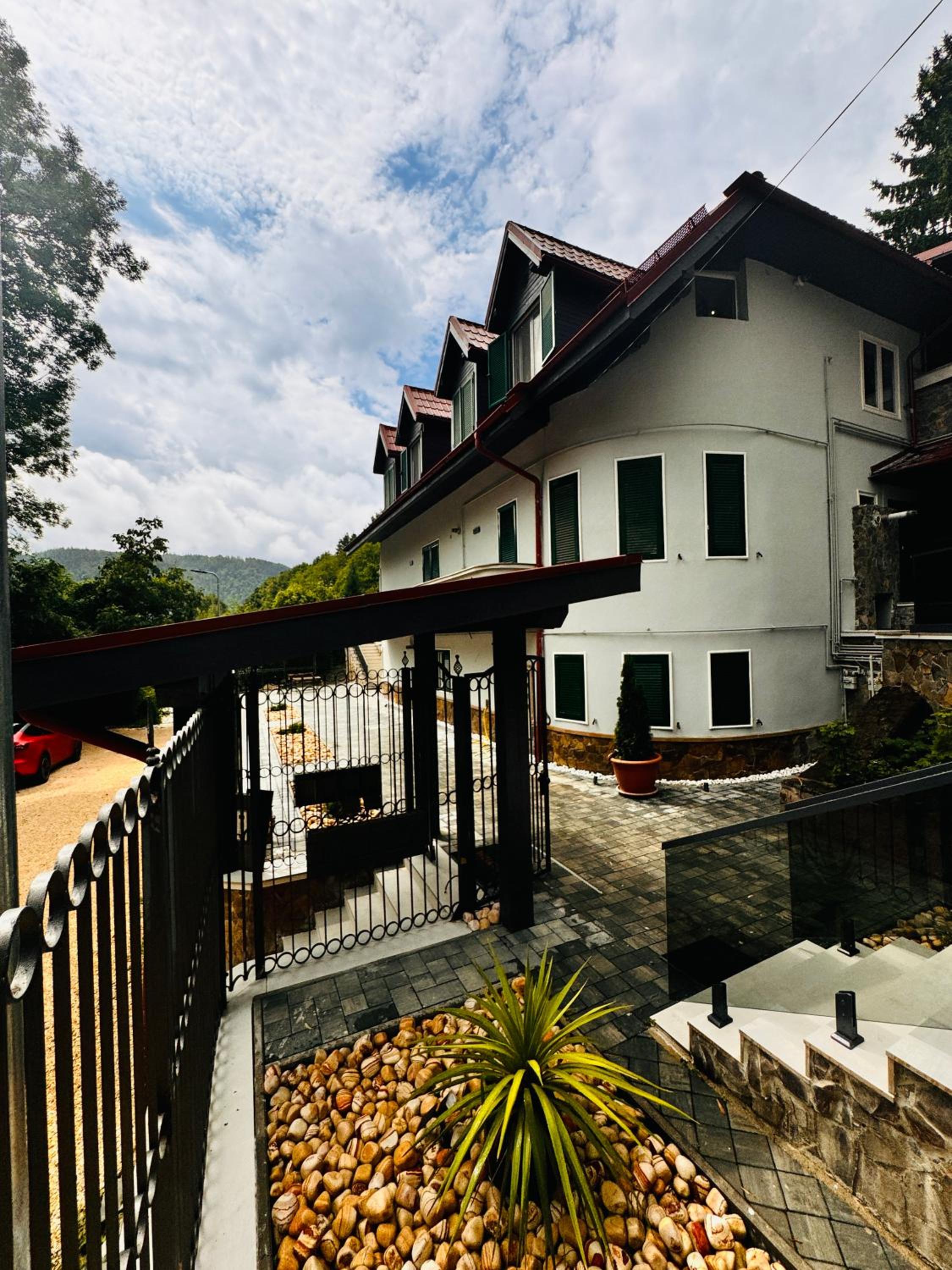 Hotel Ylly Aparts