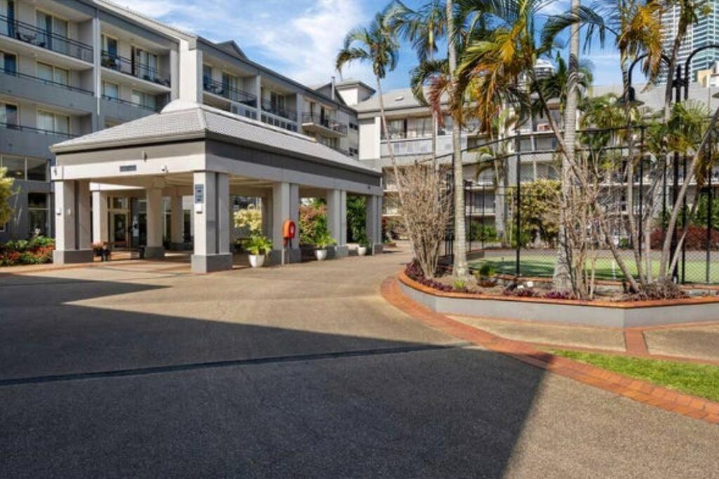 Hotel 3 Blocks To Surfers Paradise Beach