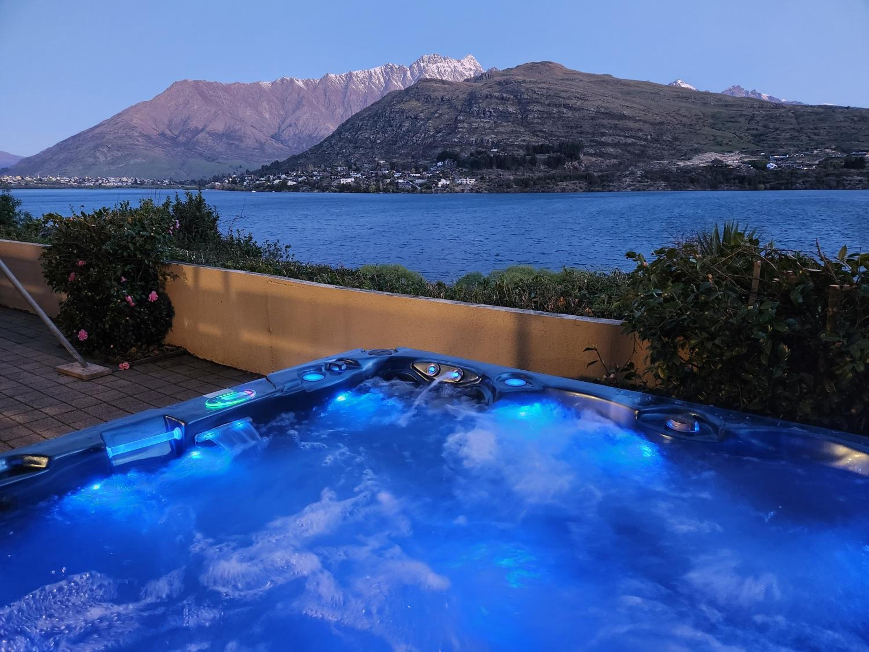 Hotel Huge Lakefront Delight (5-bedroom)