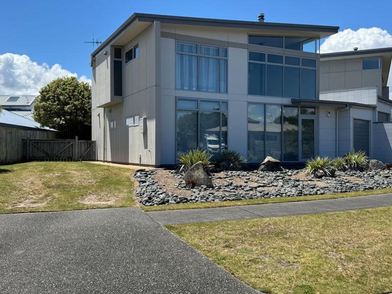 Hotel Lake Taupo Gem - Book One Or Both