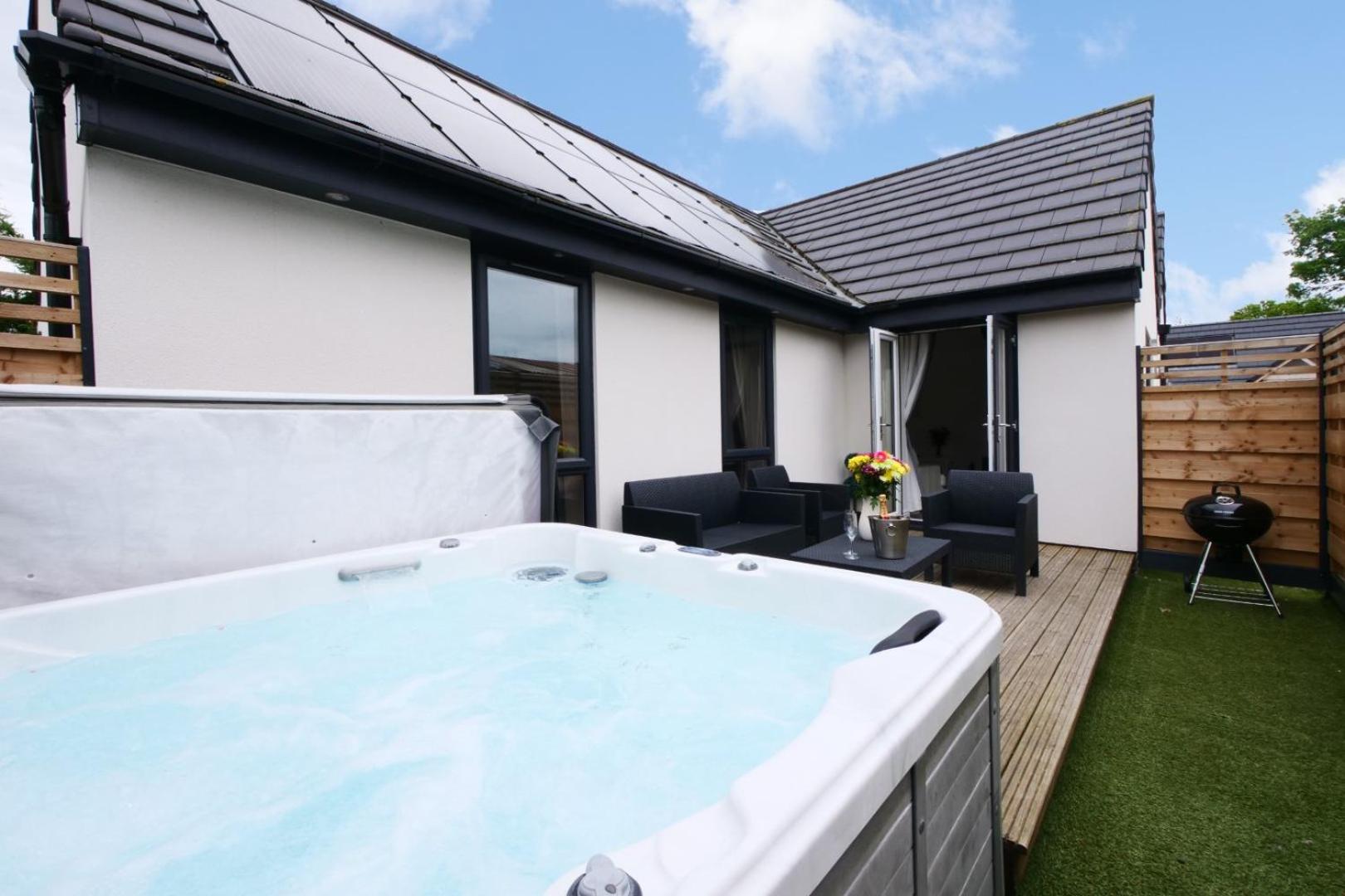 Hotel Sunflower, Luxury 2 Bed Cottage W/ Private Hot Tub