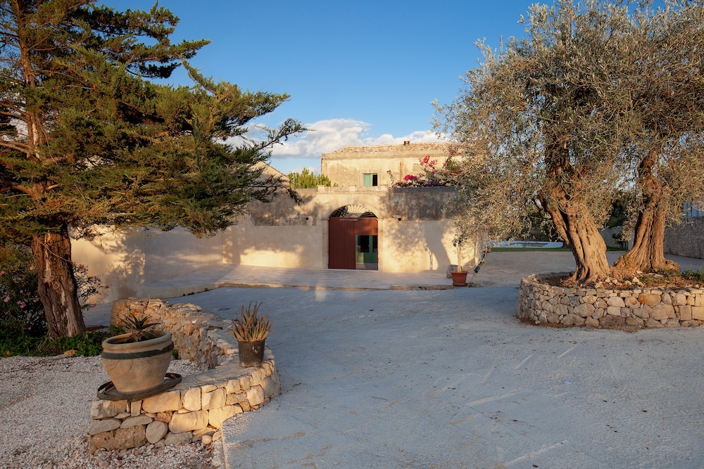 Hotel Terre Di Romanello Relais In Val Di Noto