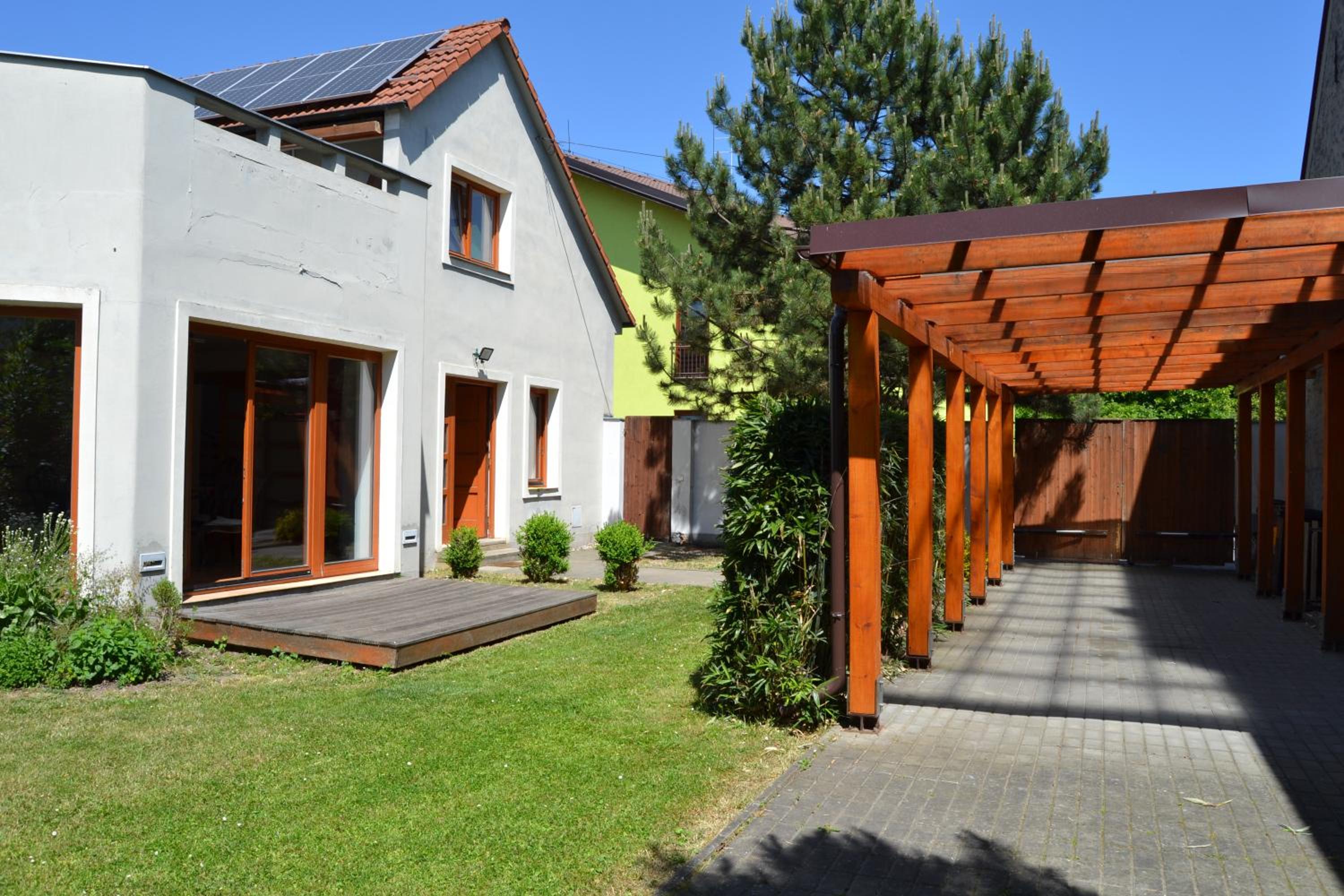 Hotel Large House With Parking, 30 Min To Prague Center