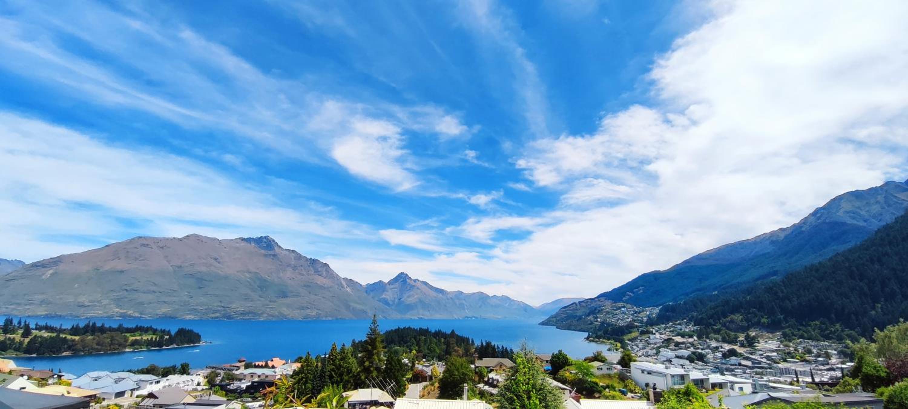 Hotel Spacious Home With Awesome Lake Views
