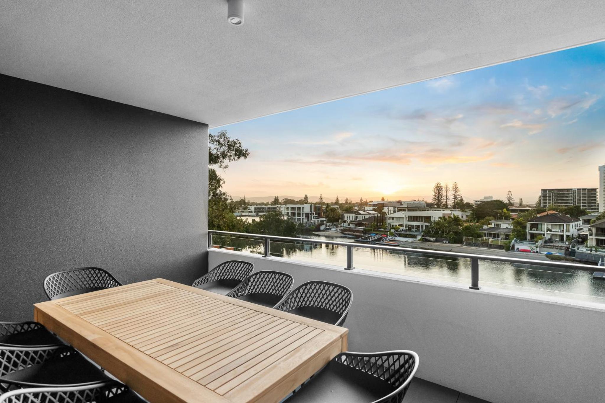 Hotel Brand New Riverview 2br With Parking,pool,gym At Surfers Paradise