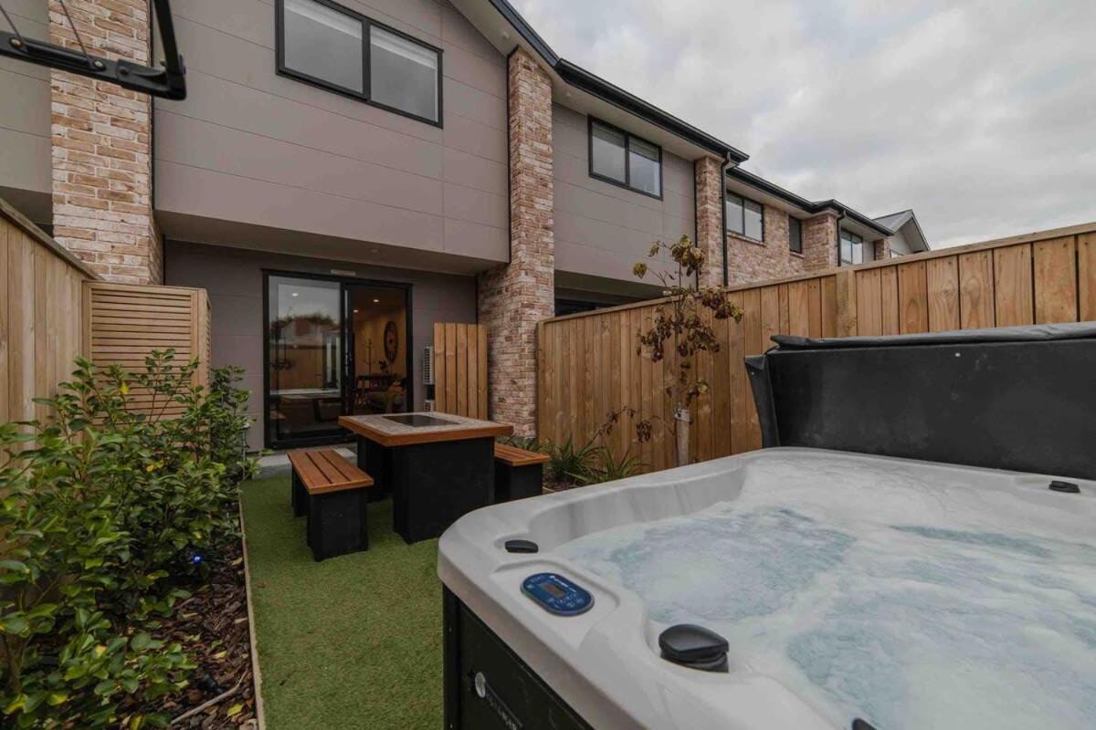 Hotel Stones Throw From The Stadium & Hot Tub