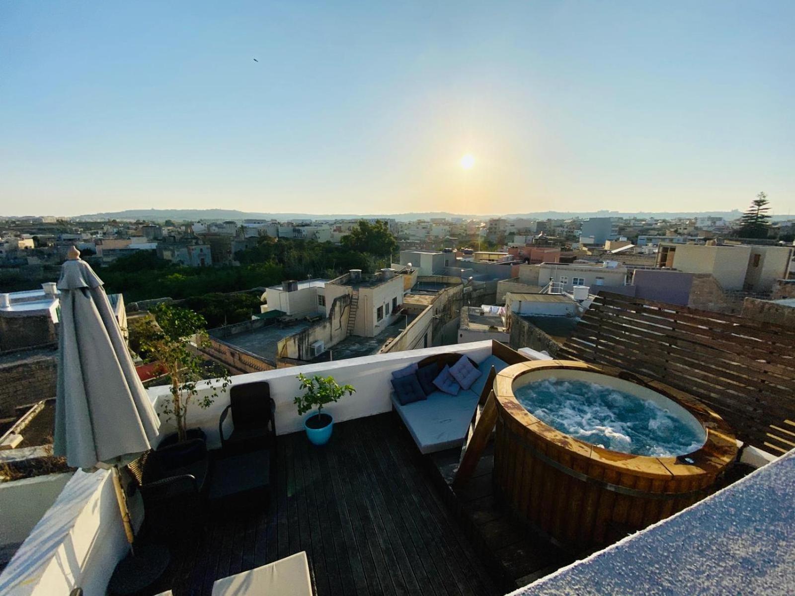 Hotel Rooftop Heated Jacuzzi, Fireplace, A Unique Home!