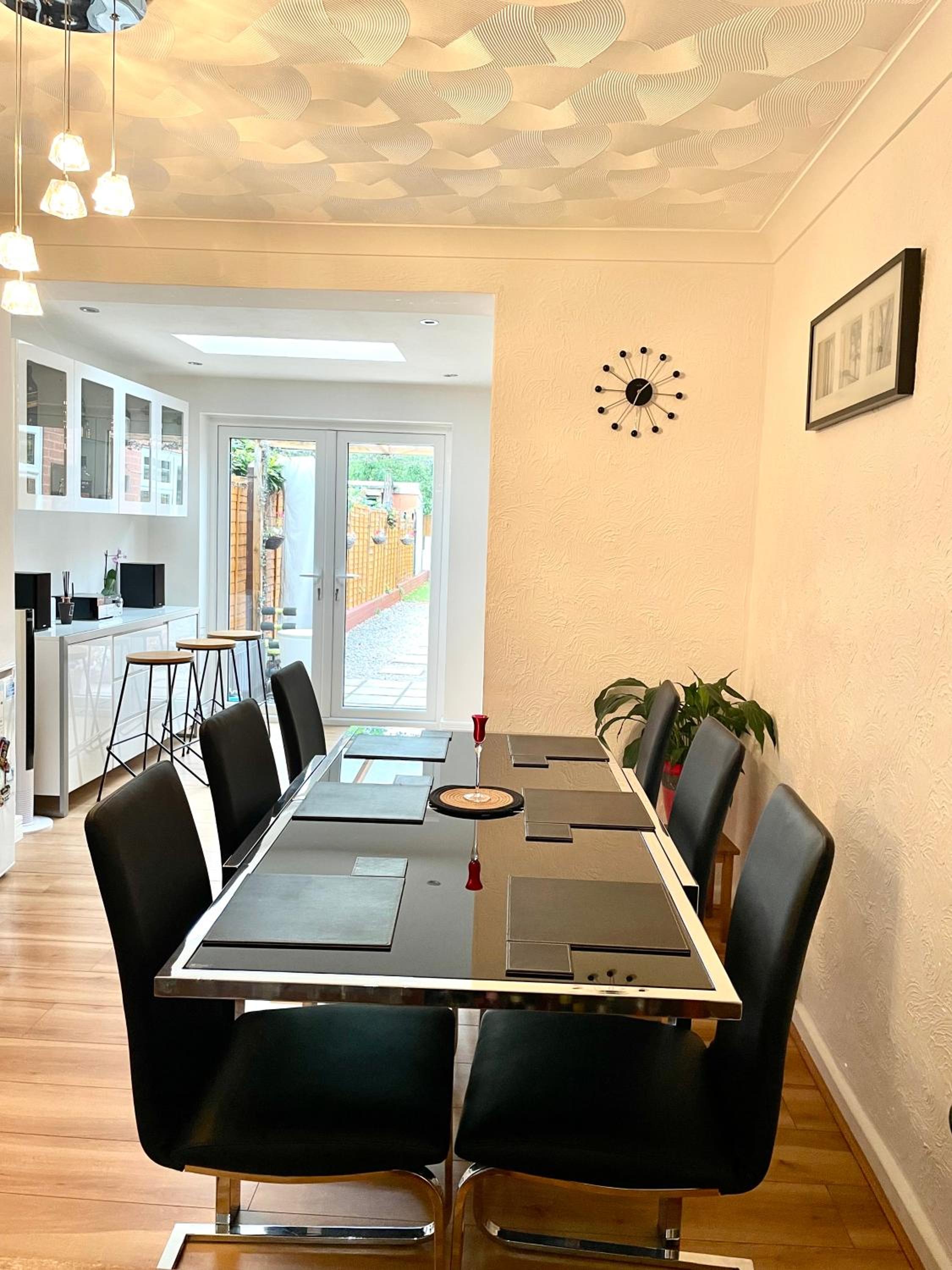 Hotel Stunning 1 Bedroom + Double Sofa Bed & Jacuzzi Near Train Station