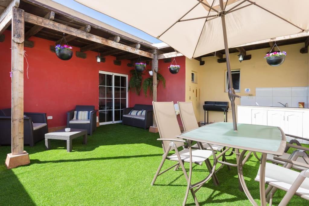 Hotel Villa Blanca Tenerife - Private rooms - Terrace and BBQ, 5 minutes from the beach and airport