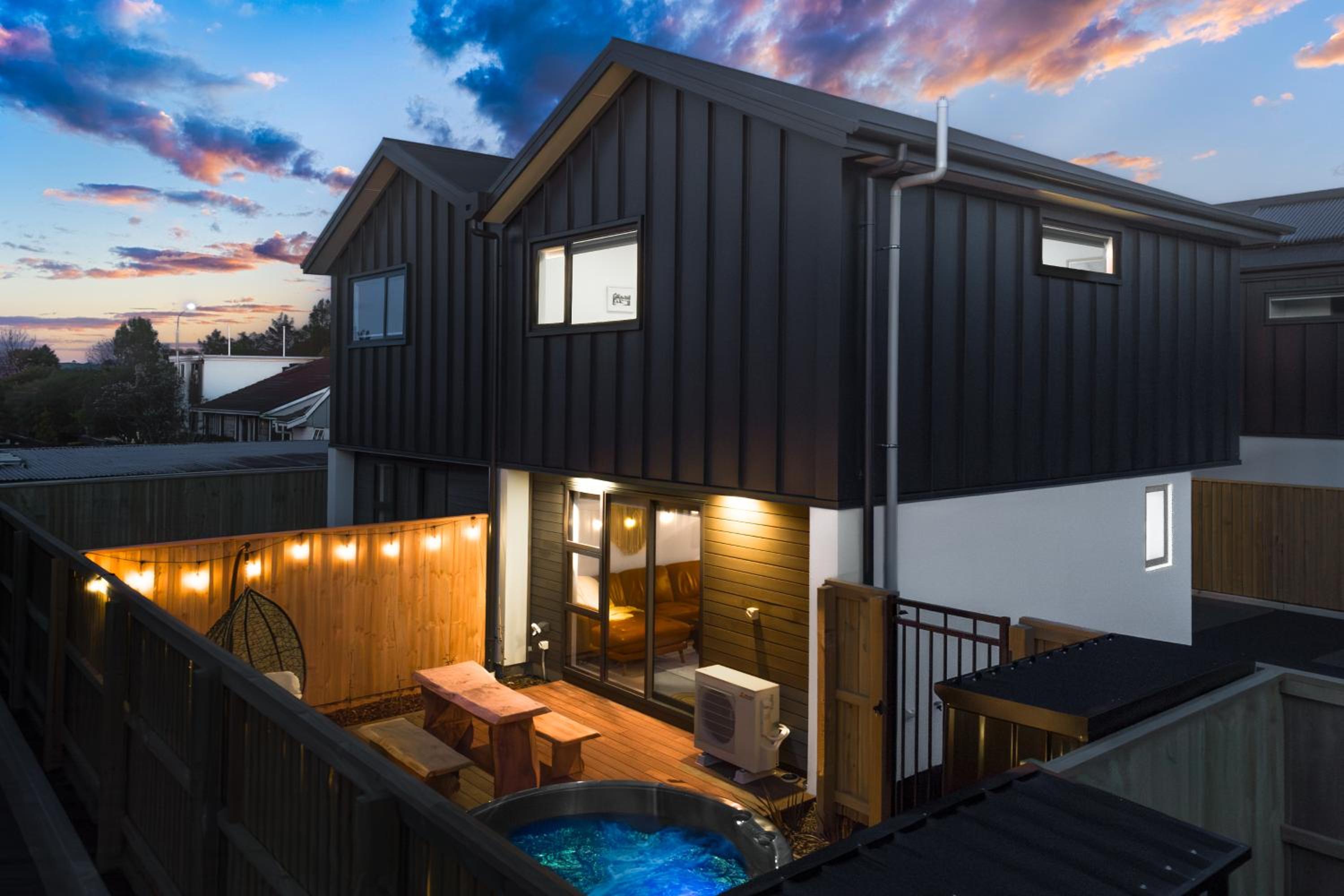 Hotel Cozy Retreat With Hot Tub