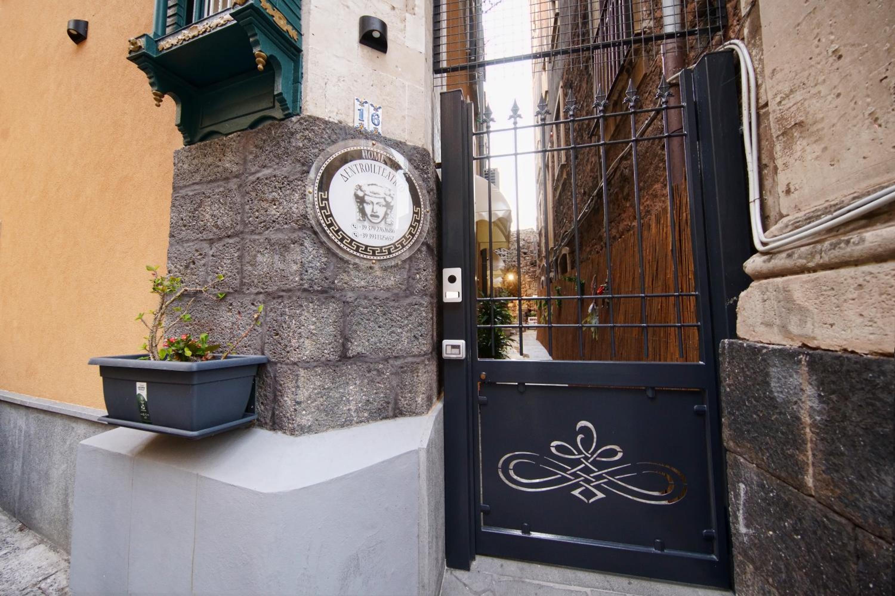 Hotel Home dentro il teatro