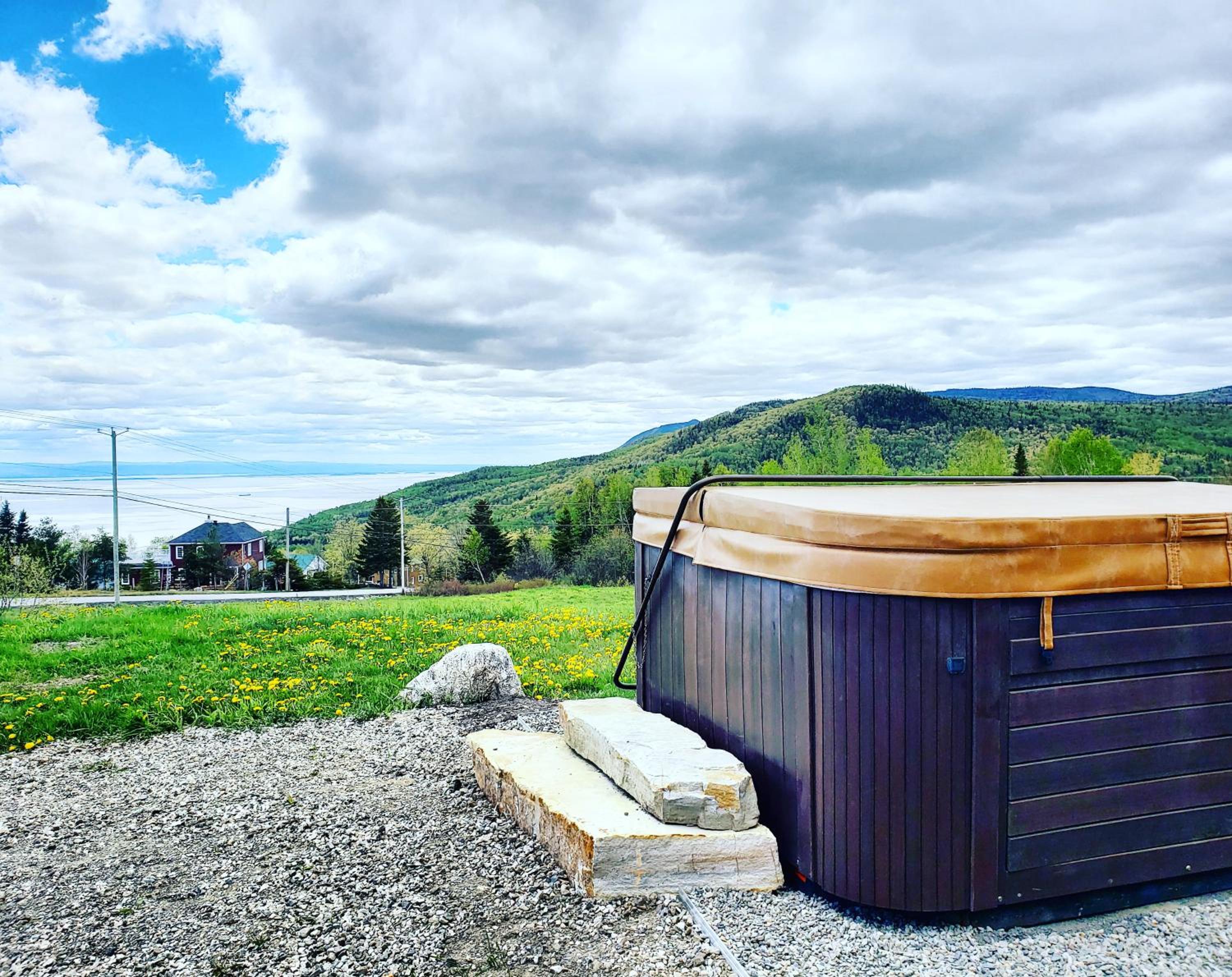 Hotel Accueillante - Spa, Fleuve Et Montagnes!