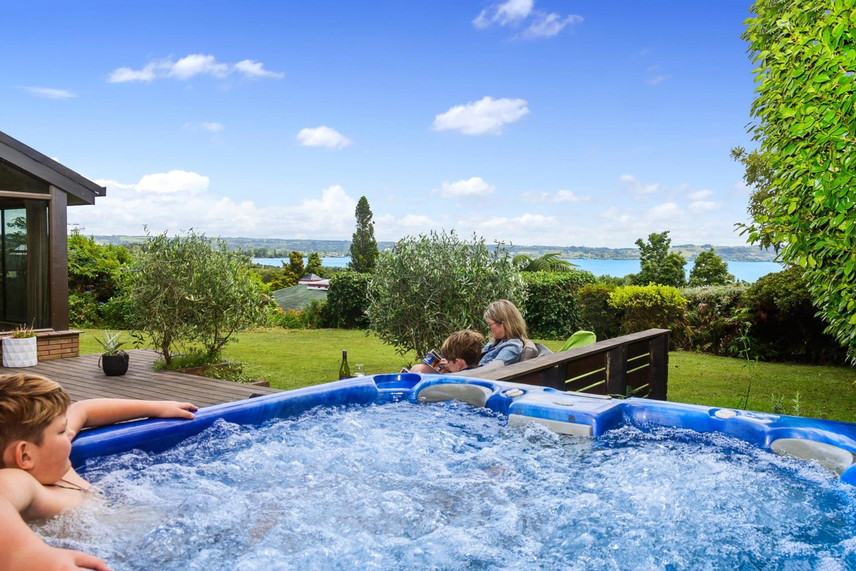 Hotel The Bird House - Kawaha Point, Rotorua. Stylish Six Bedroom Home With Space, Views And Relaxed Atmosphere