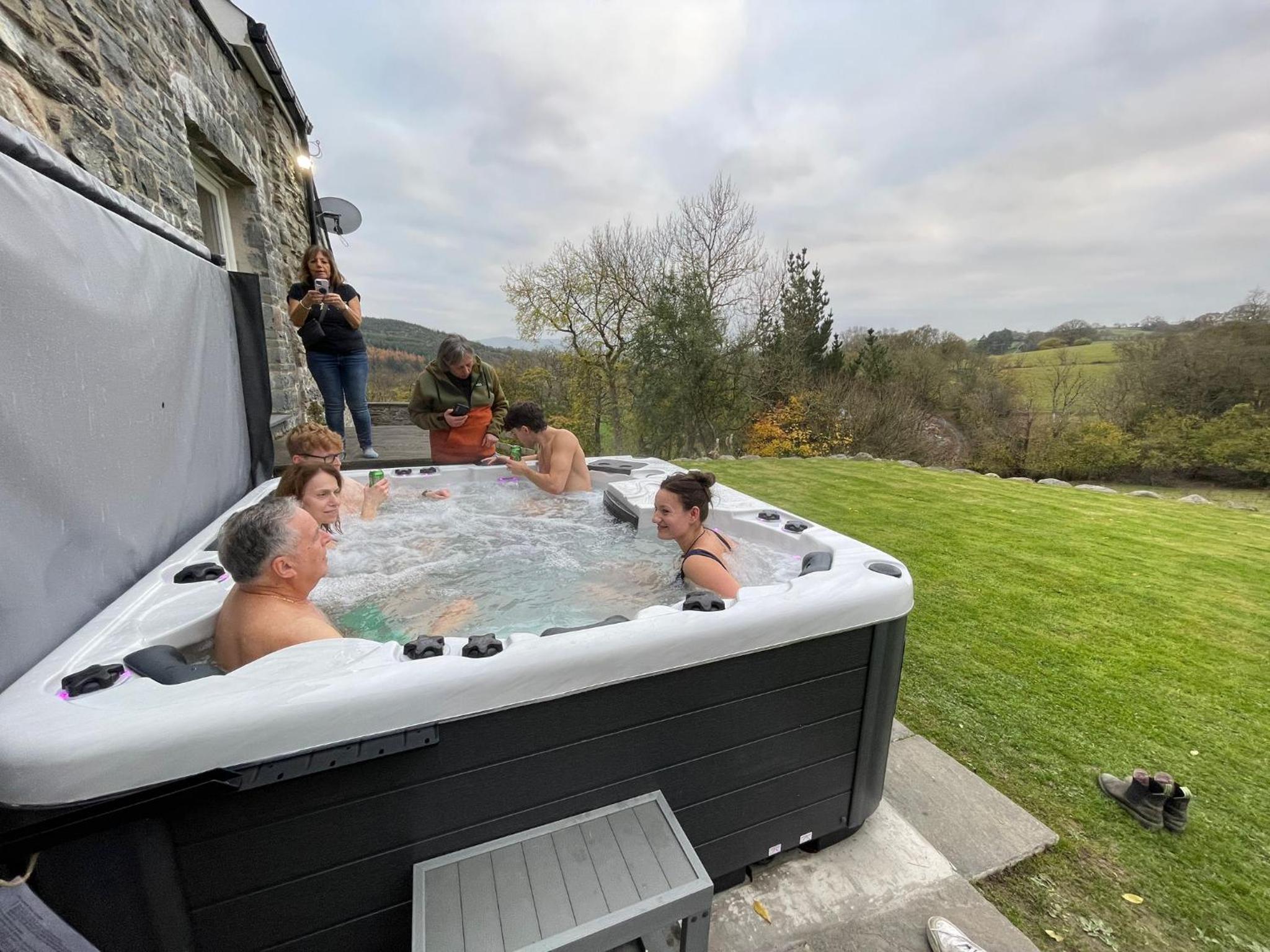 Hotel 3 Bedroom Barn Conversion- Garden View -ty Cerrig Barn