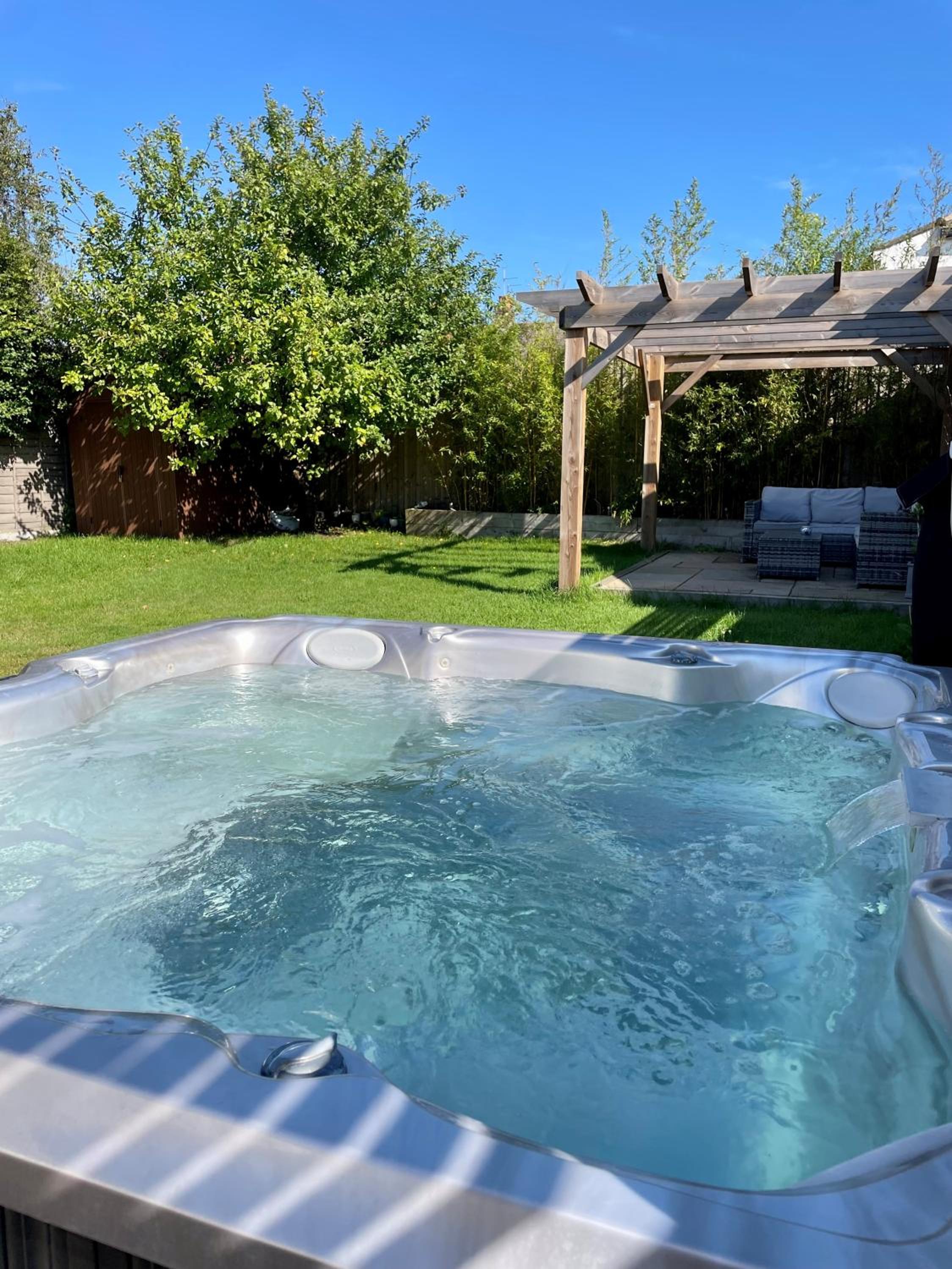 Hotel Modern, Central Bungalow With Luxury Hot Tub