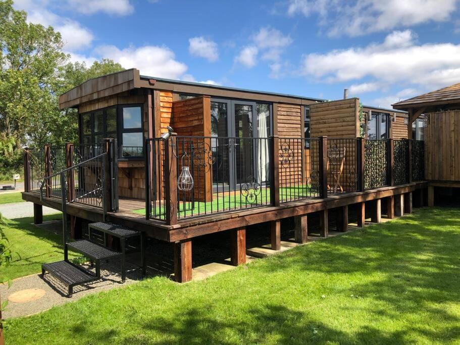 Hotel Couples Lodge With Hot Tub