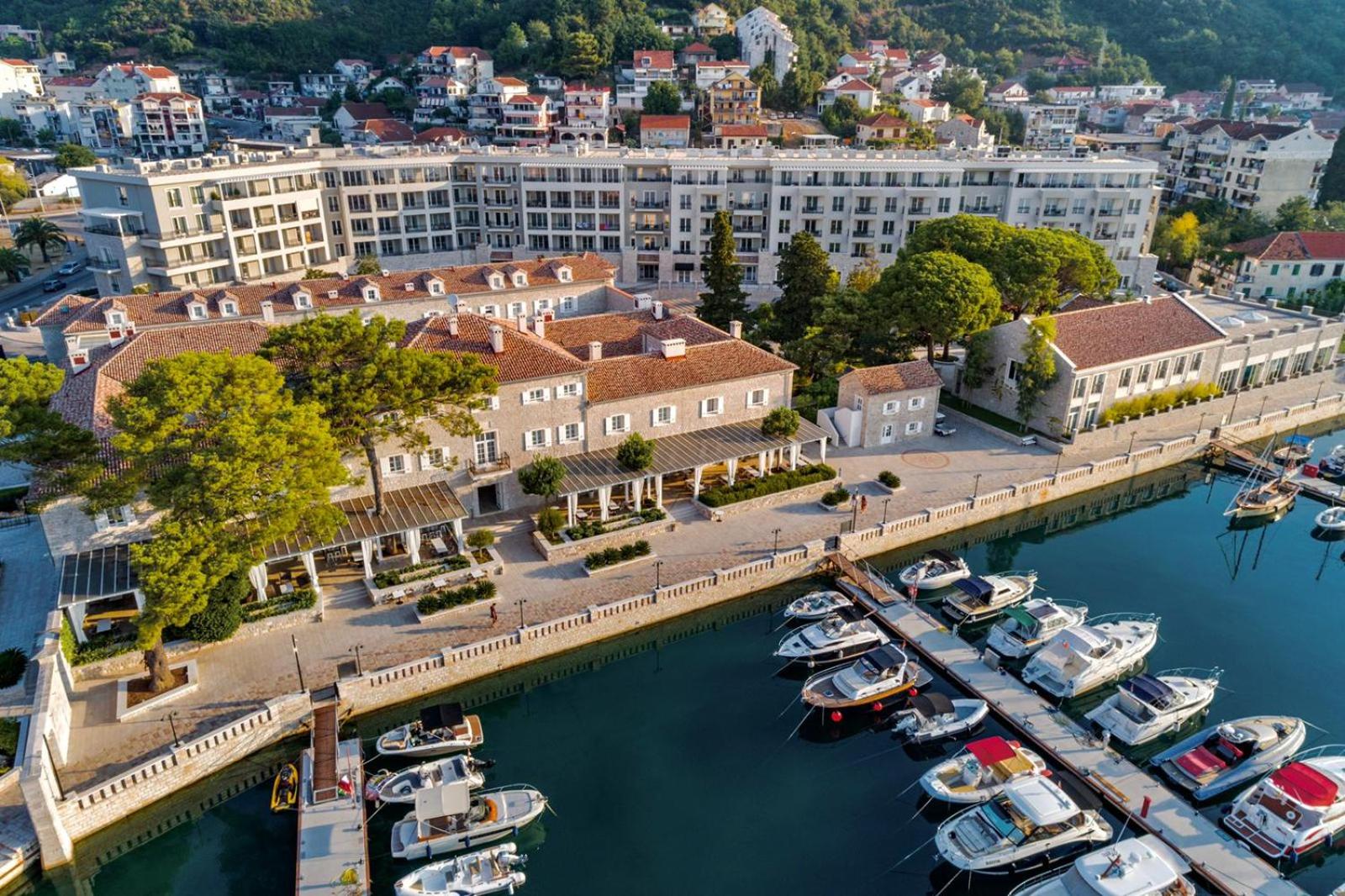 Hotel Lazure Hotel & Marina
