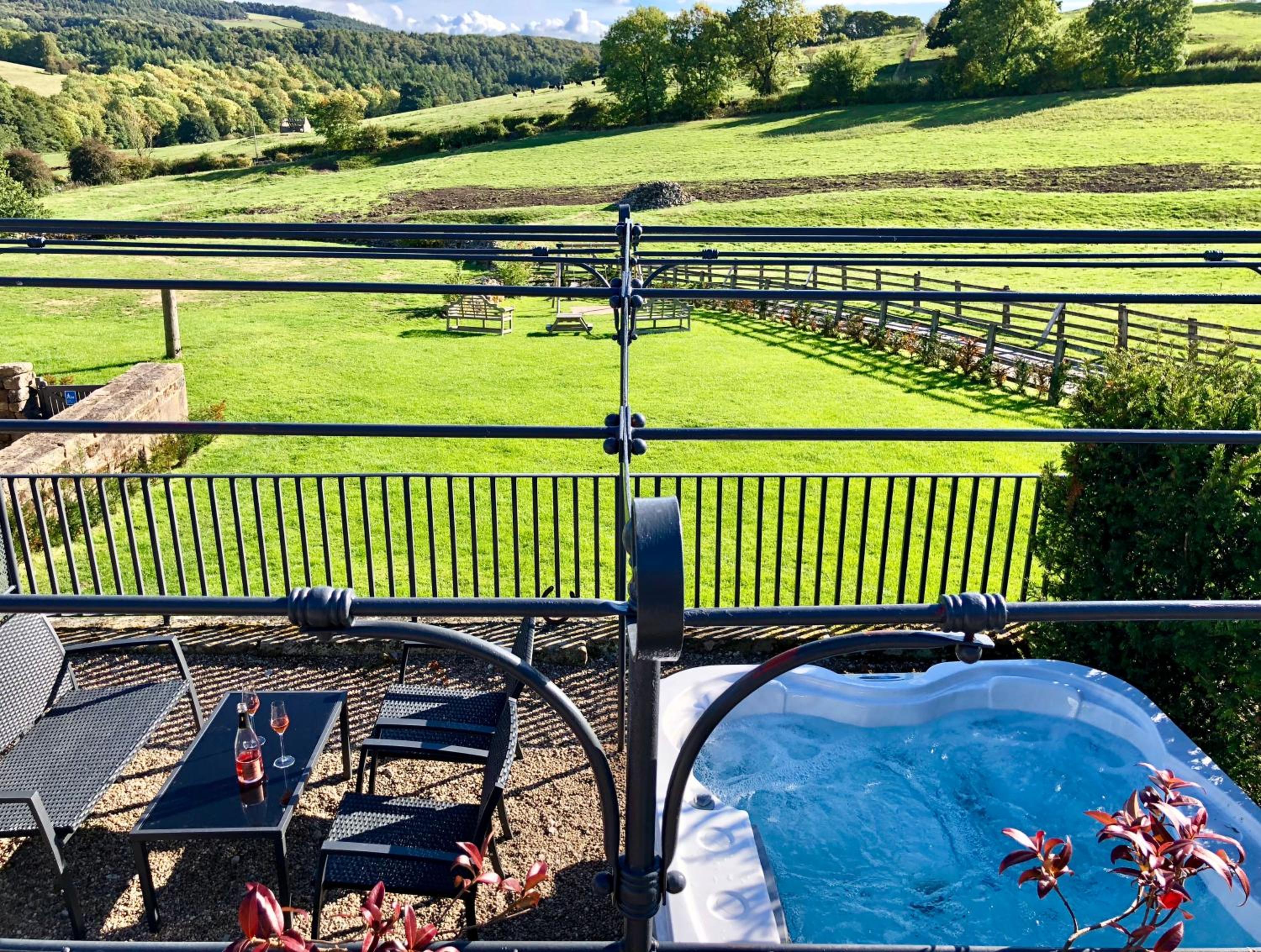 Hotel Cosy 2 Bedroom Apartment, Terrace With Hot Tub 8am - 10pm Plus Private Daily Use Of Indoor Pool And Sauna 1 Hour