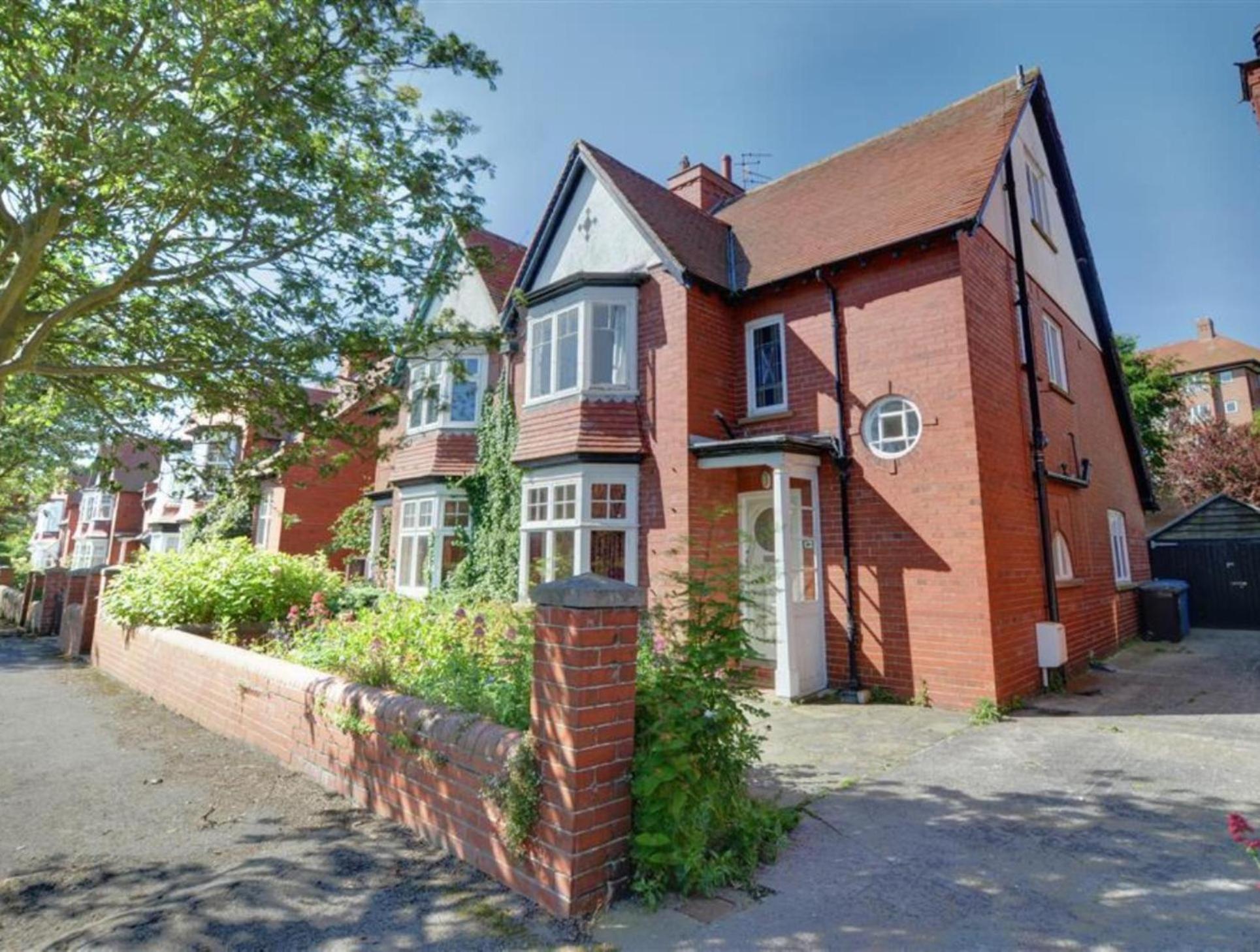 Hotel Large House In Scarborough Near The Beach, Large Garden & 7 Seat Hot Tub