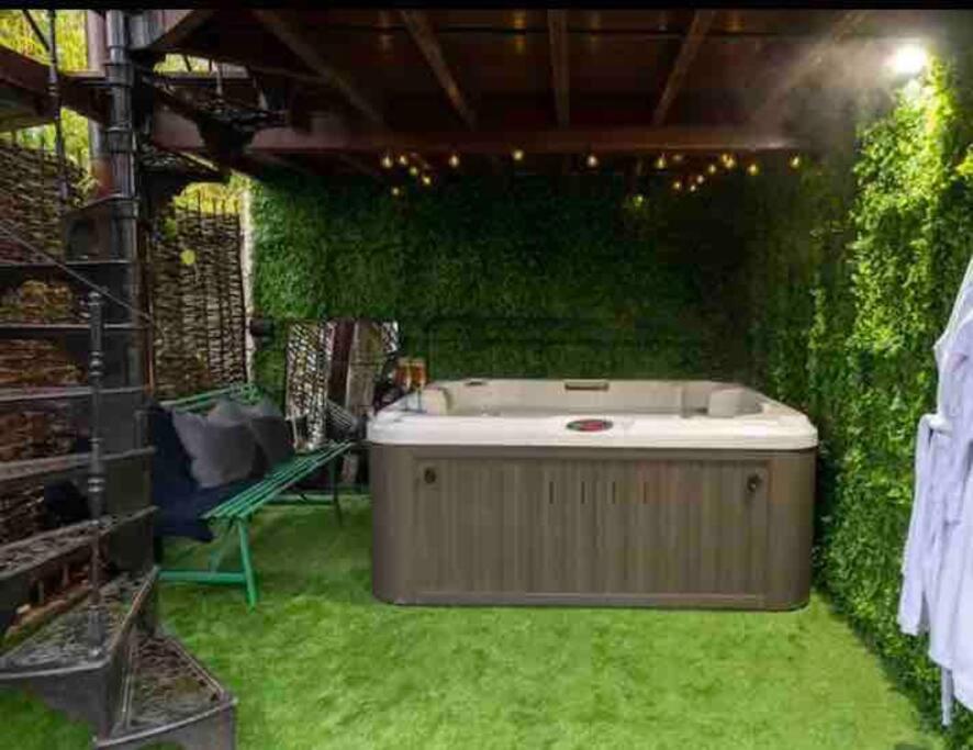 Hotel Stunning Home With Hot Tub In Picturesque Village