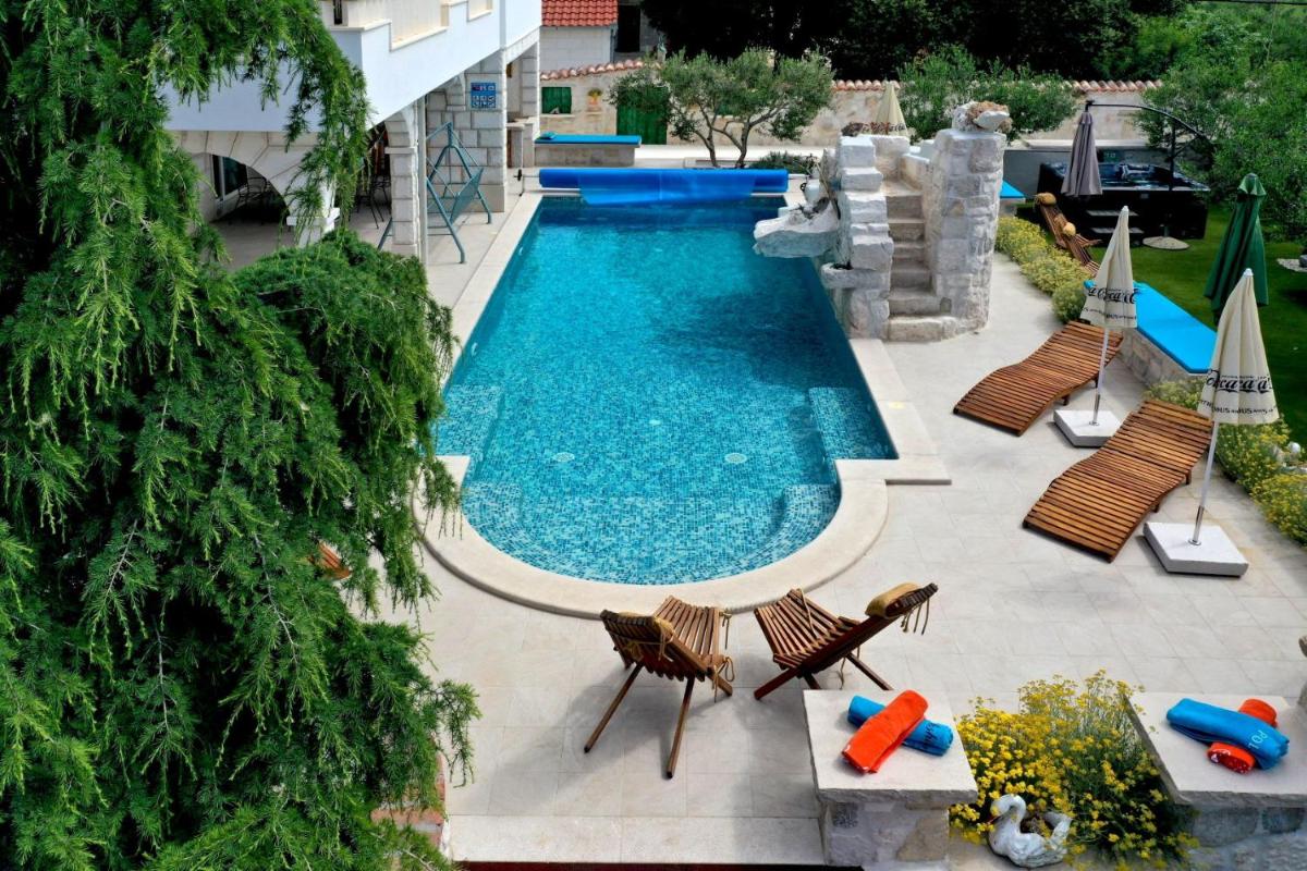 Hotel Luxury Villa With Pool, Jacuzzi, Sauna And Gym