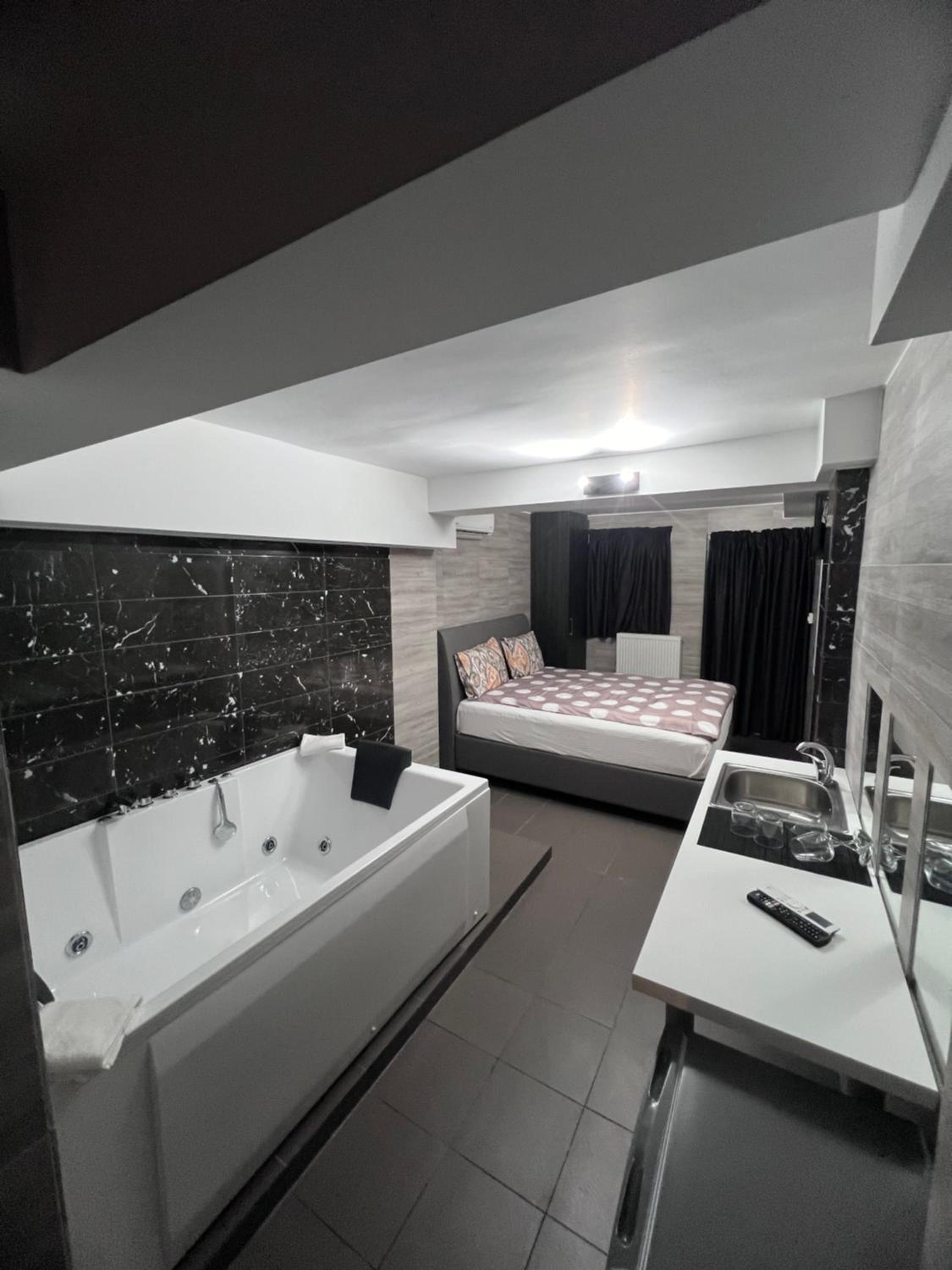 Hotel Jacuzzi Suites 2