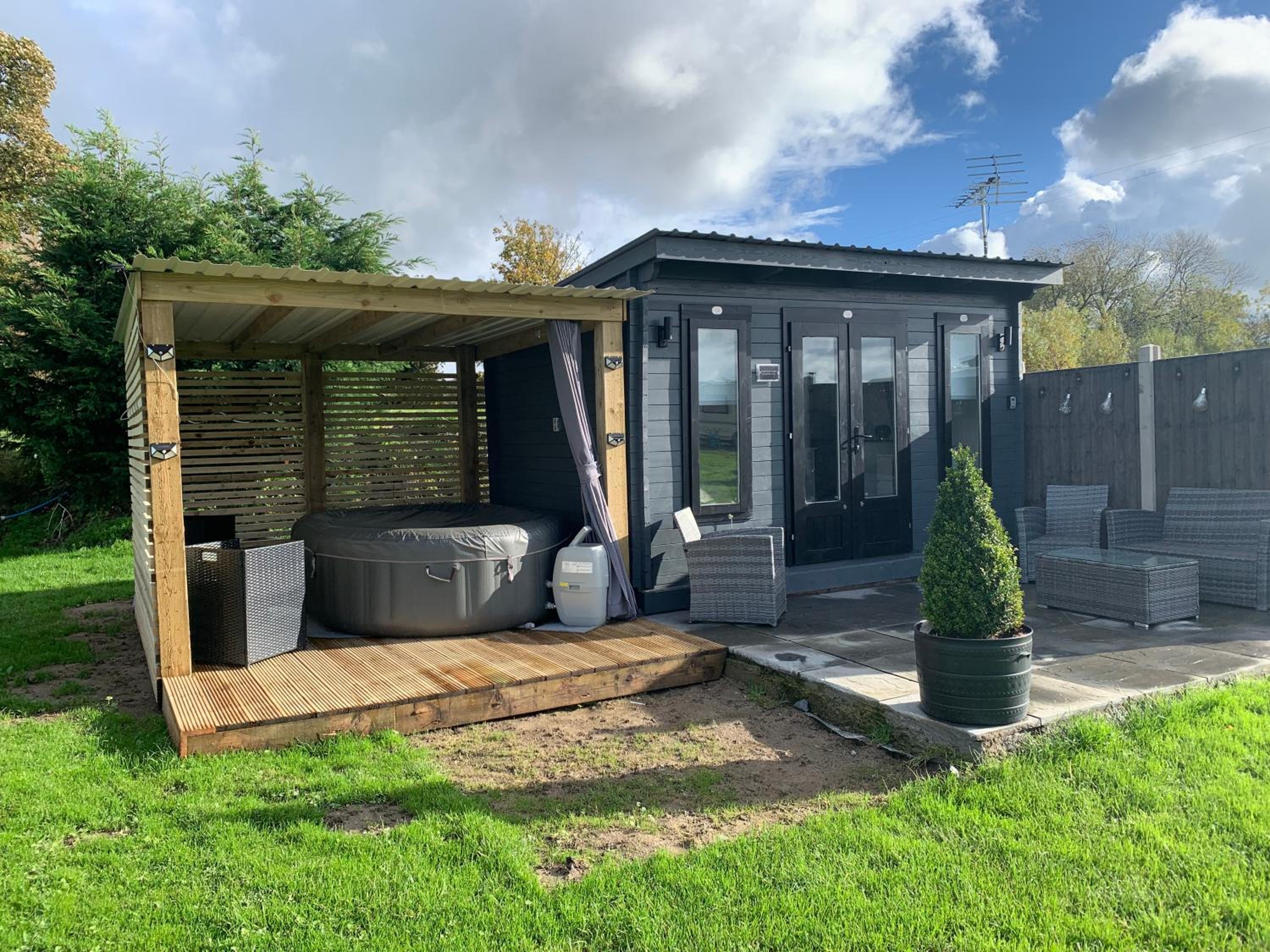 Hotel Dolafon farm luxury glamping cabin with hot tub