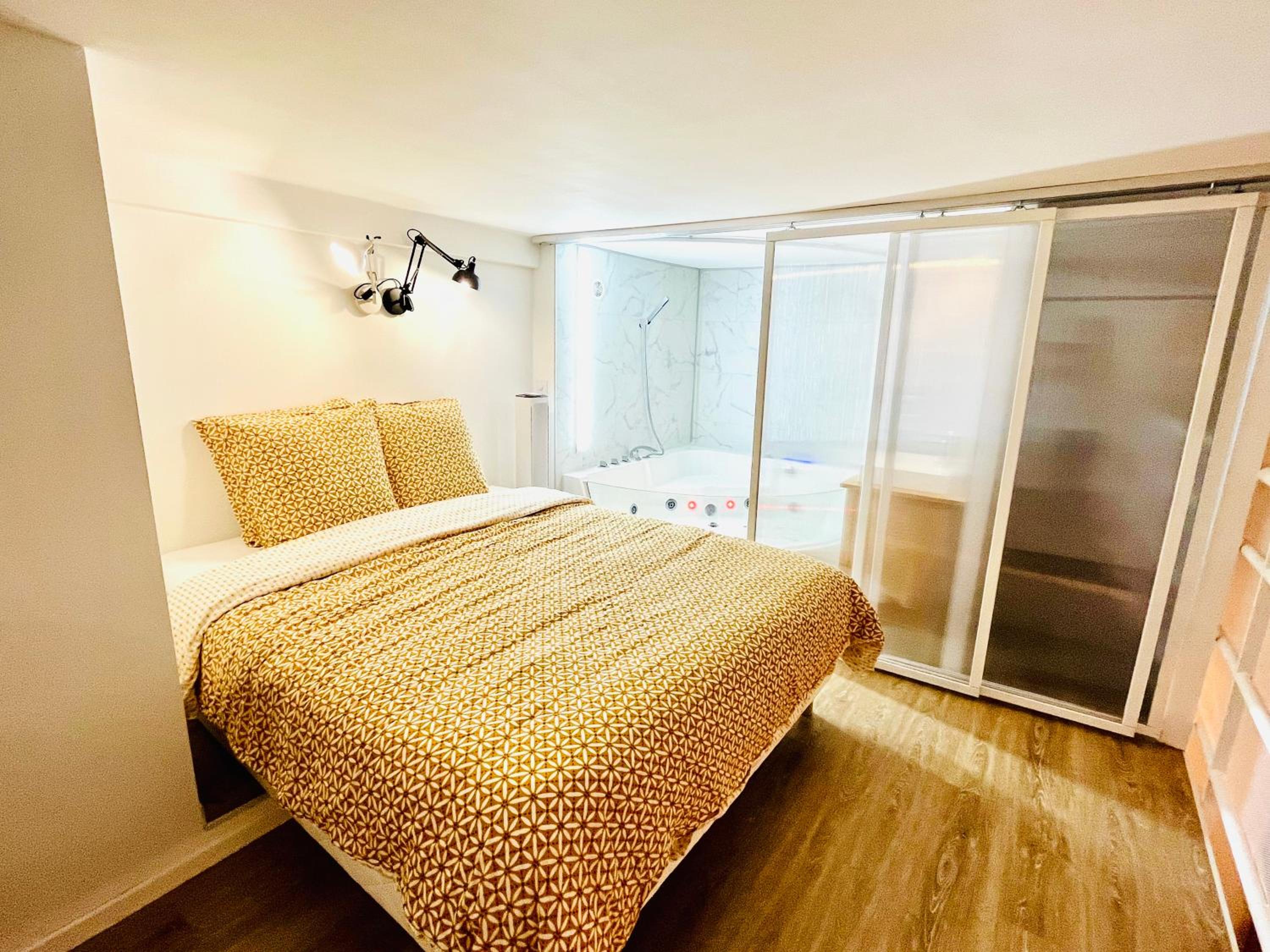 Hotel Duplex-Ceiling Height 1,9M-Free Private Parking-Netflix-Self Check In !! Duplex Climatise-Hauteur Sous Plafond 1,9M-Parking Prive Gratuit-Netflix-Arri