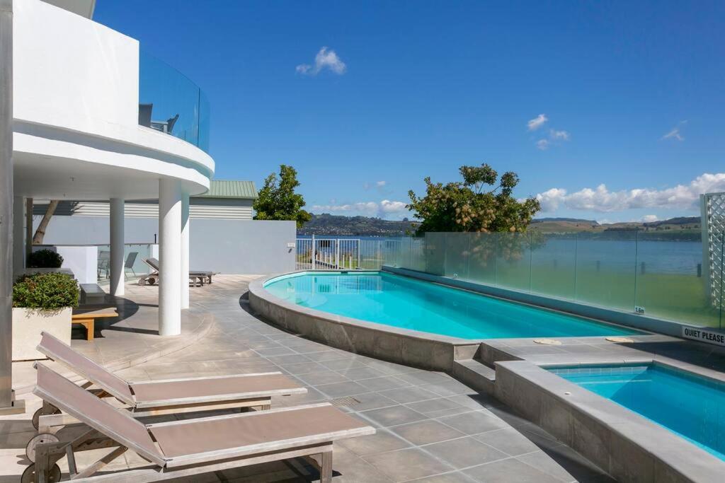 Hotel Waimahana Luxury Lakeside Apartments