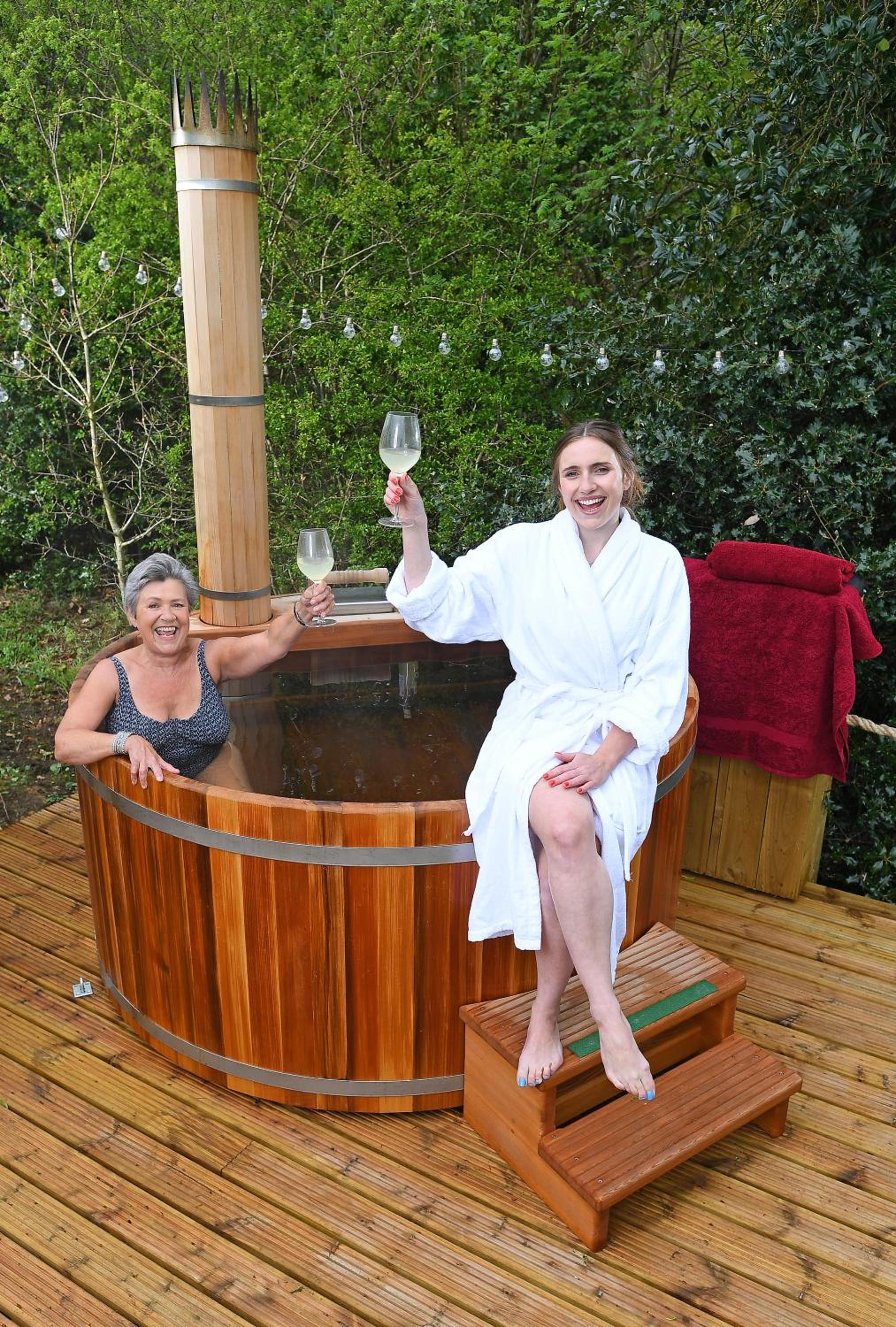 Hotel Luxury Yurt with Hot Tub - pre-heated for your arrival