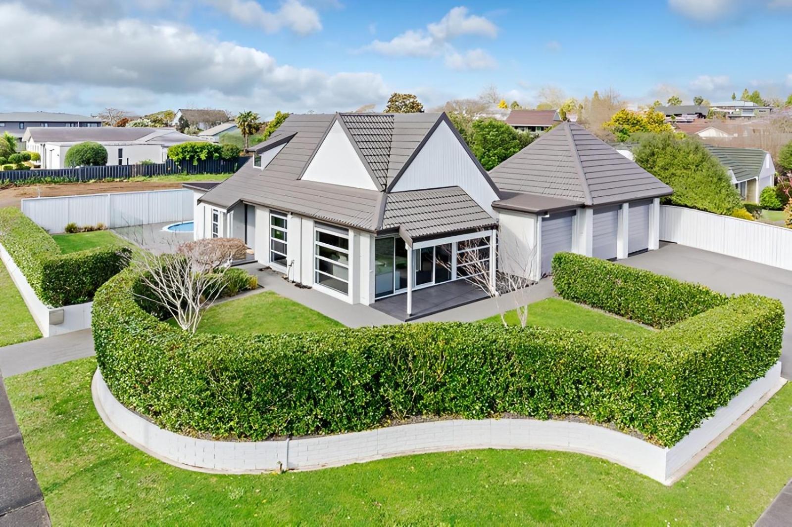 Hotel Business Or Holiday 4 Bedrooms House In Hamilton With Pool And Spa