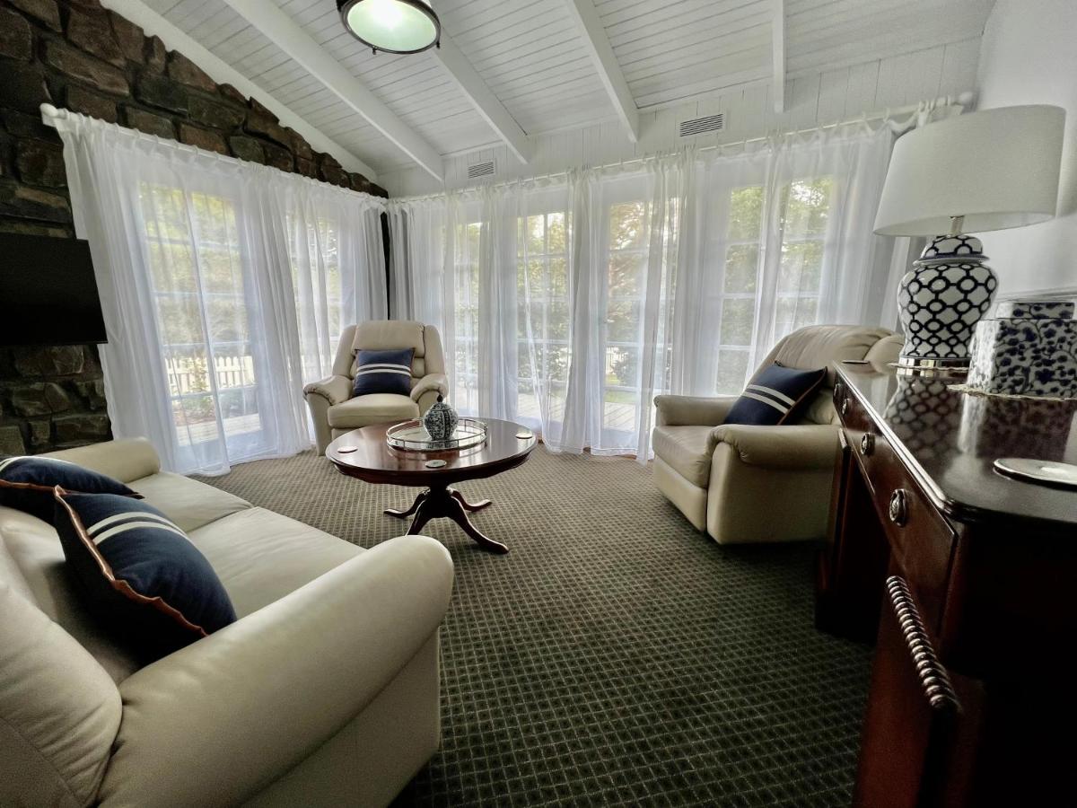 Hotel Elegant Bluestone Cottage Located At The Red Hill Peony Estate