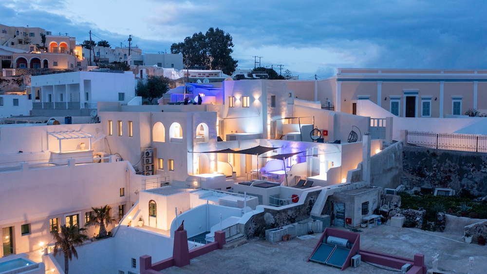 Hotel Caldera Cliff Illusion