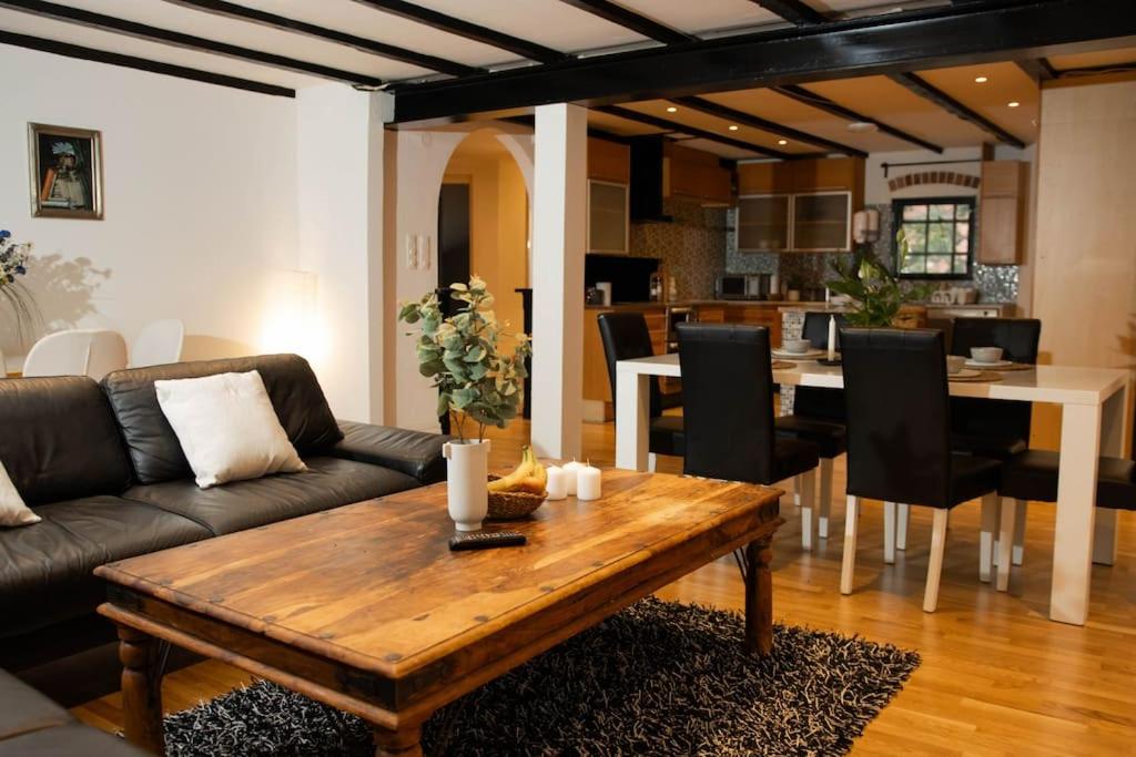 Hotel Historical Malt Factory Apartment, 6 Bedrooms, Sleeps 12 , Hot Tub