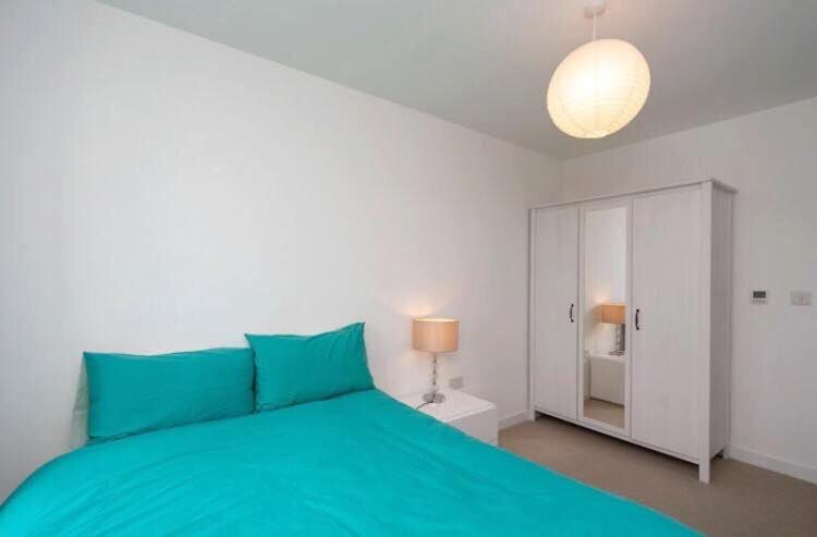 Hotel Room with private bathroom in a modern two bedroom two bathroom flat