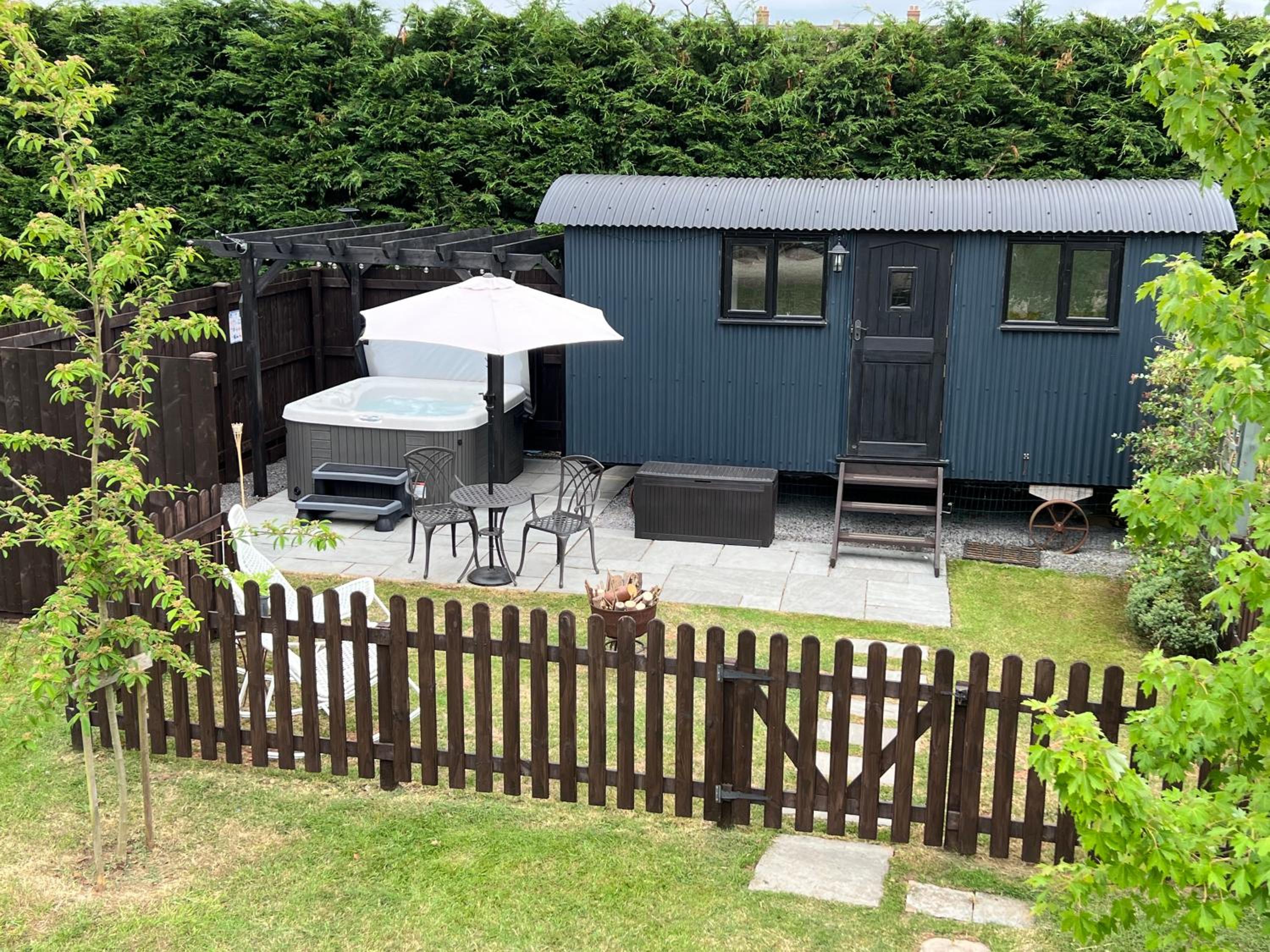 Hotel Shepherds Hut With Hot Tub