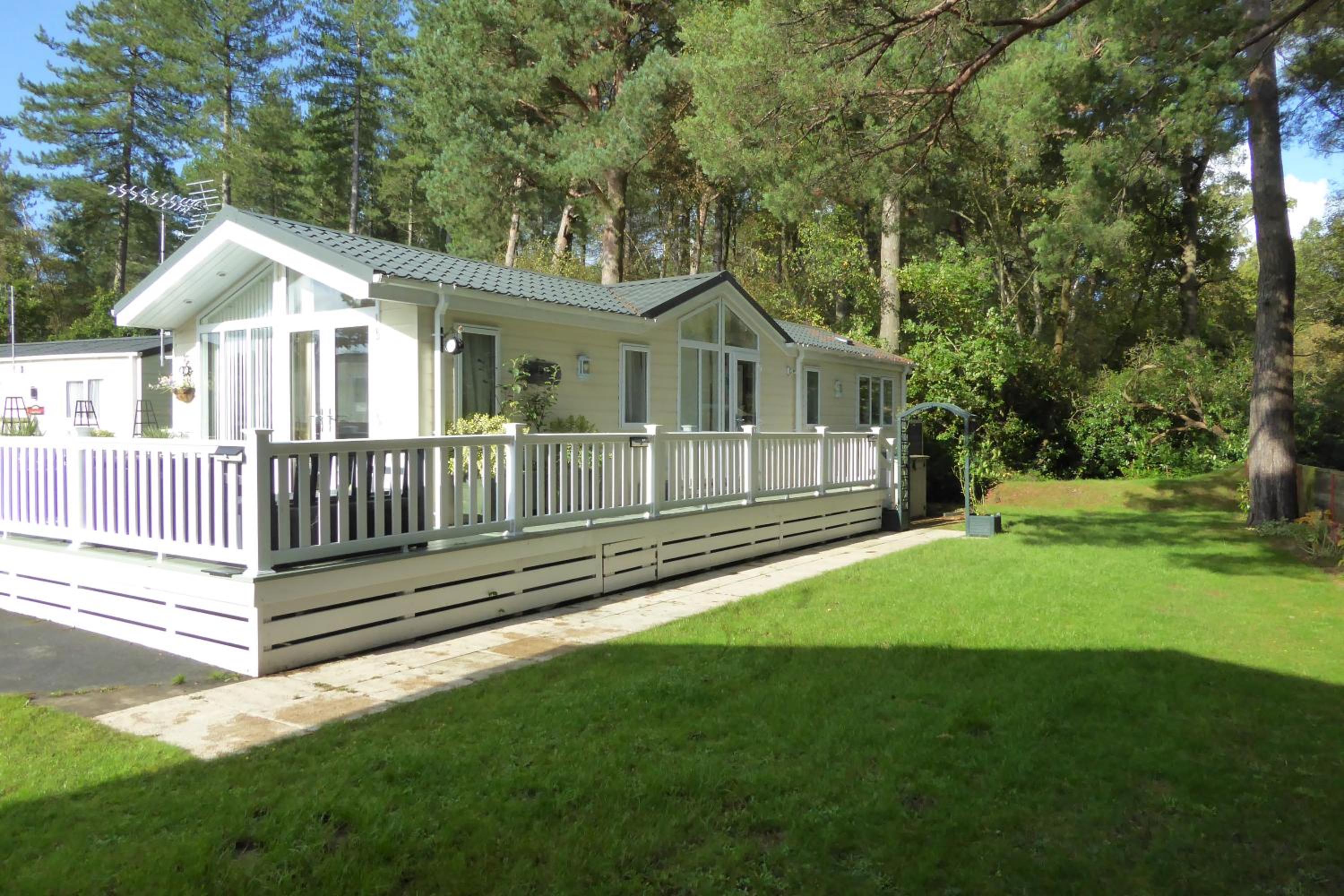 Hotel Violet 28 Oakdene Forest Park