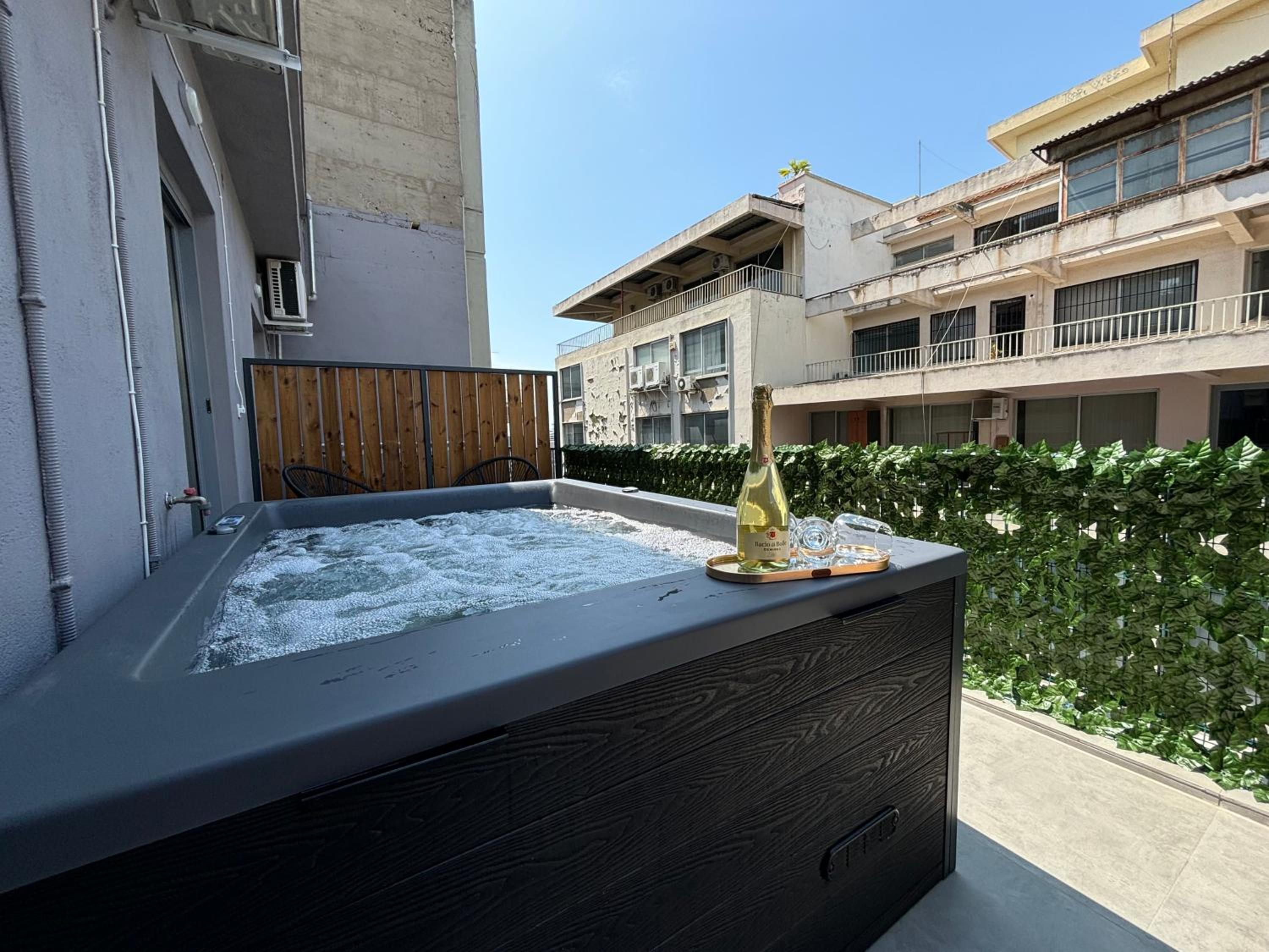 Hotel Aelia Jacuzzi Suite, The Luxury Suites