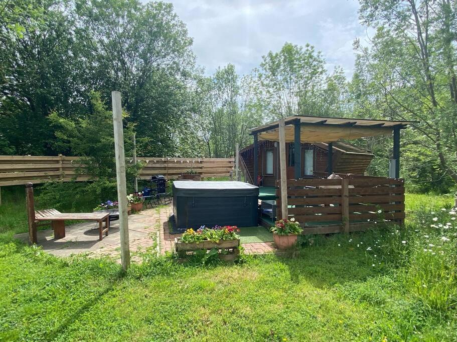 Hotel Wooden Tiny House Glamping Cabin With Hot Tub 1