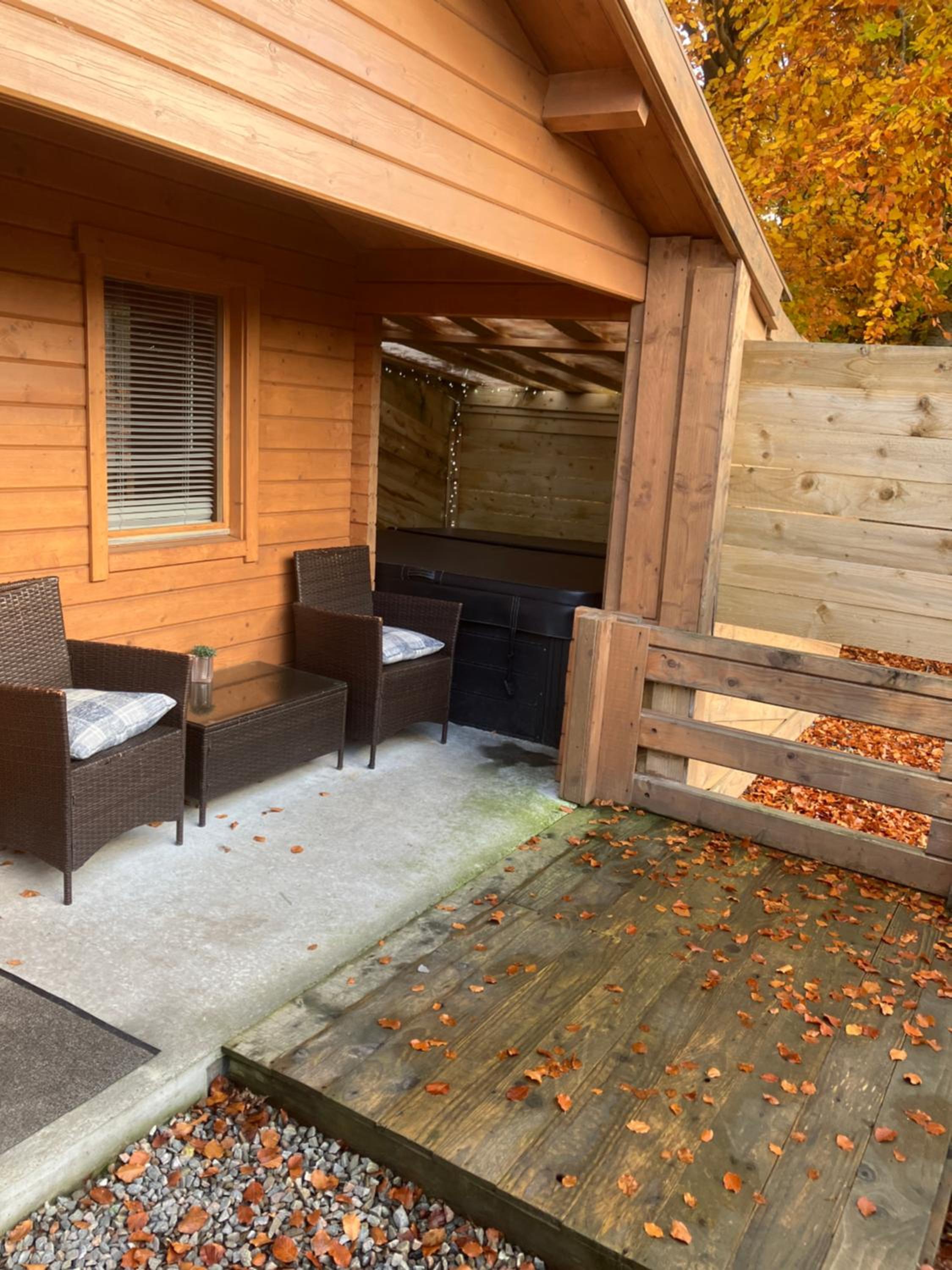 Hotel Log Cabin In The City With Hot Tub